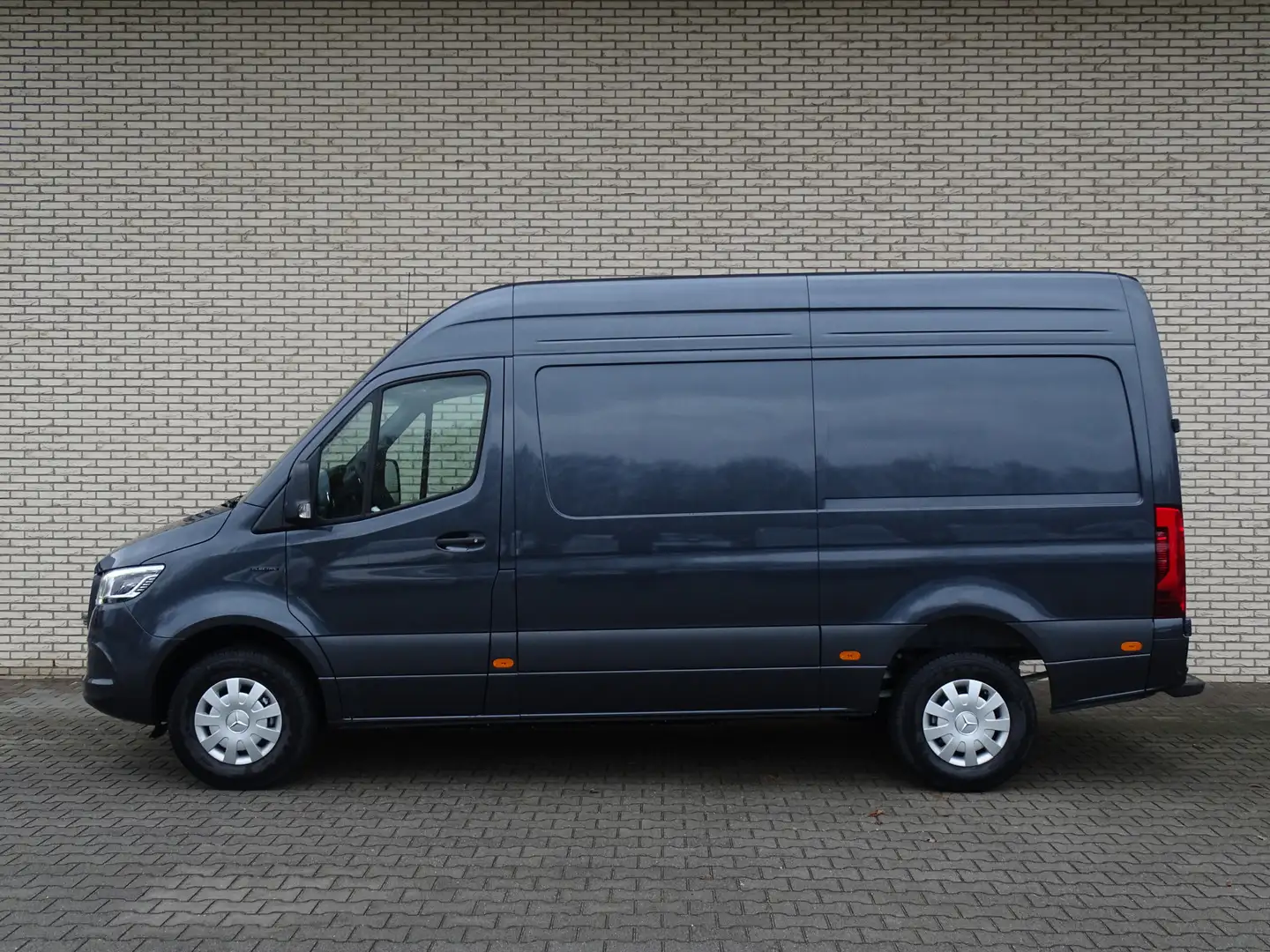 Mercedes-Benz 320 eSprinter L2 Pro 81kWh I DISTRONIC I DC laden 115 Grijs - 2