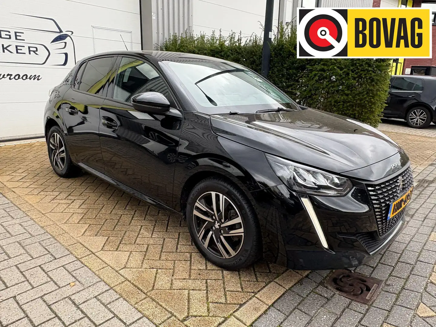 Peugeot 208 1.2 PureTech Allure Navi-Carplay Stoelverwarming L Zwart - 1