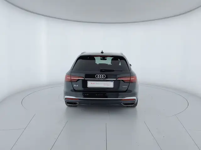 Audi A4 view 4