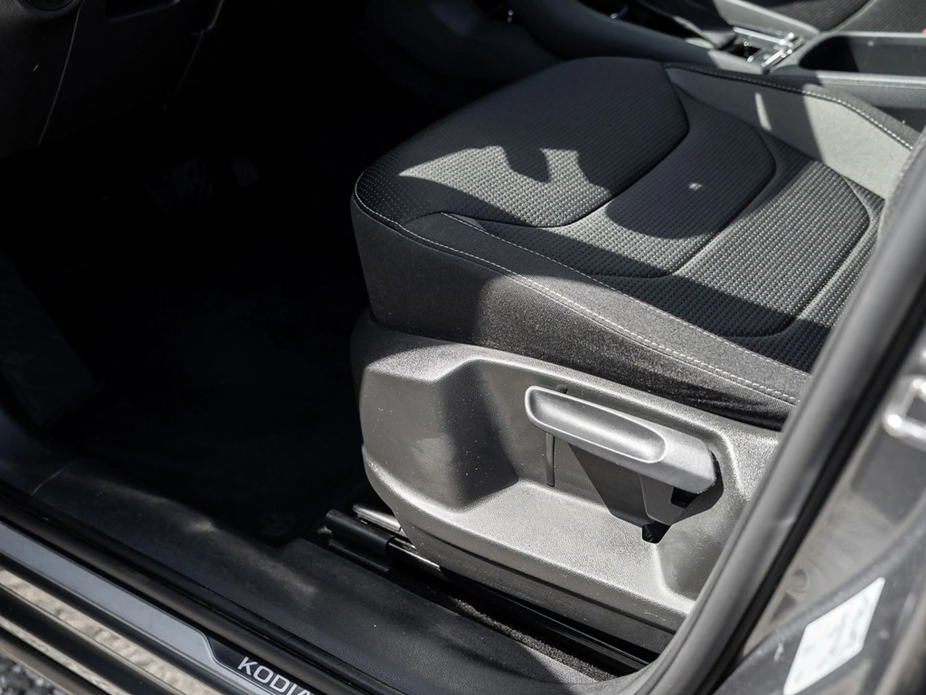 Skoda Kodiaq 2.0 TDI Tour AHK PANO KAM LED ACC SHZ — photo 14