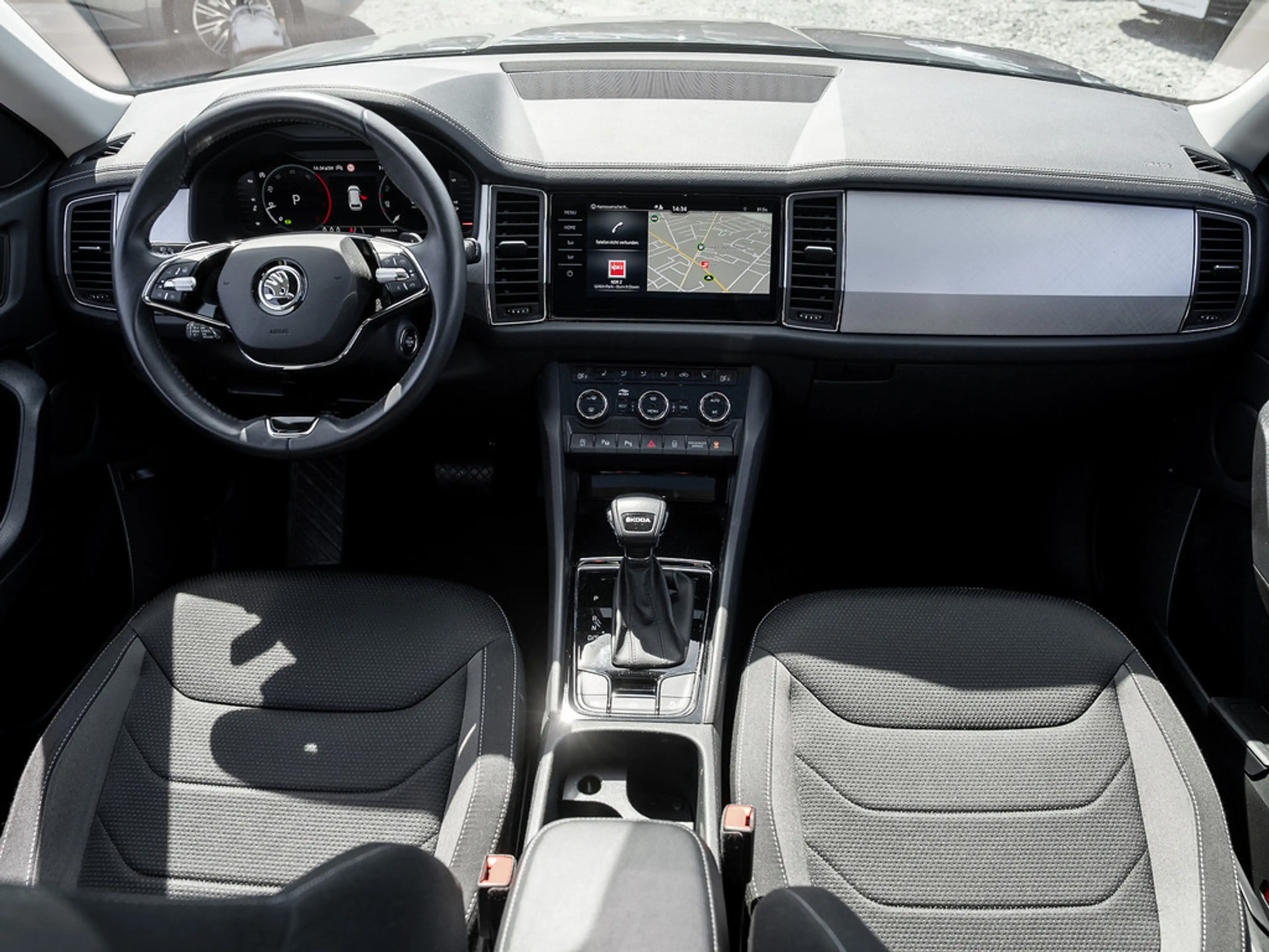 Skoda Kodiaq 2.0 TDI Tour AHK PANO KAM LED ACC SHZ — photo 6