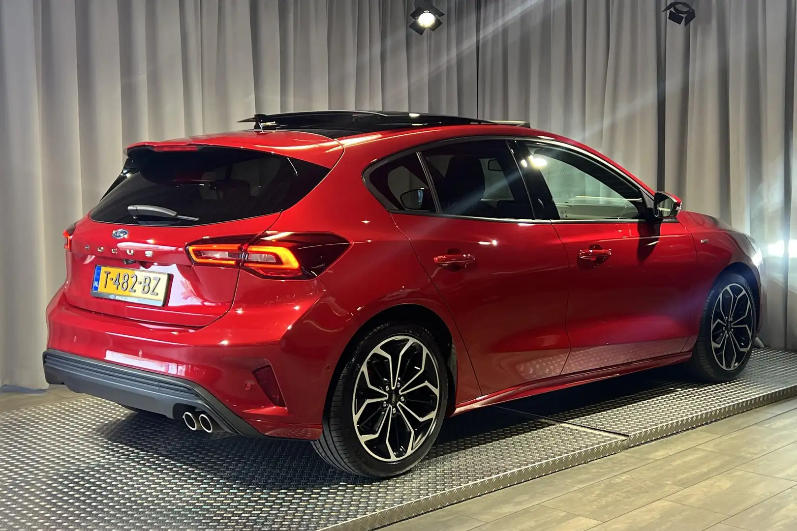 Ford Focus 1.0 EcoBoost Hybrid Automaat ST Line X Full Option Rouge - 2