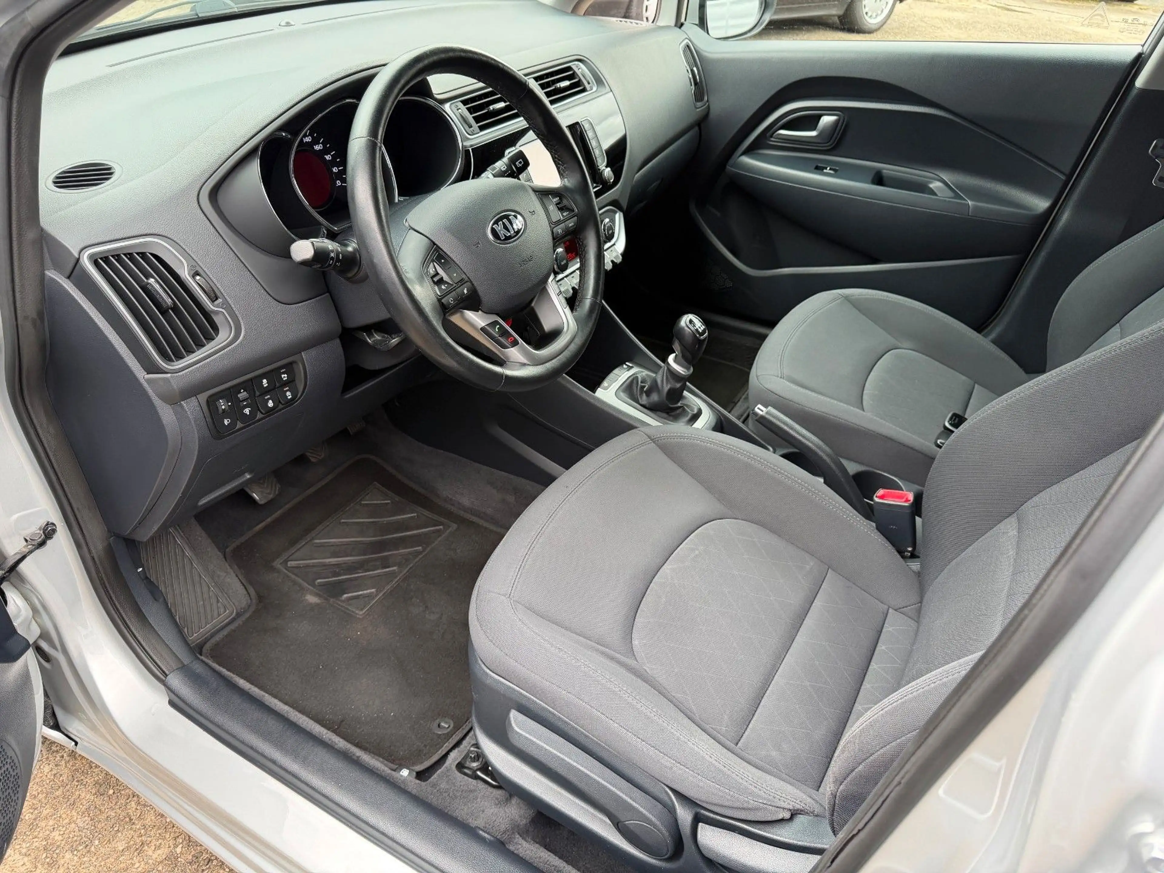 Kia Rio 1.4 UEFA EURO 2016 — photo 10