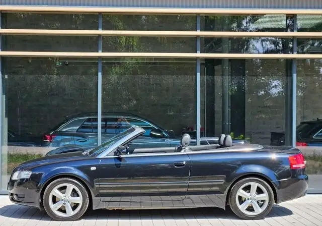Audi A4 Cabriolet view 3
