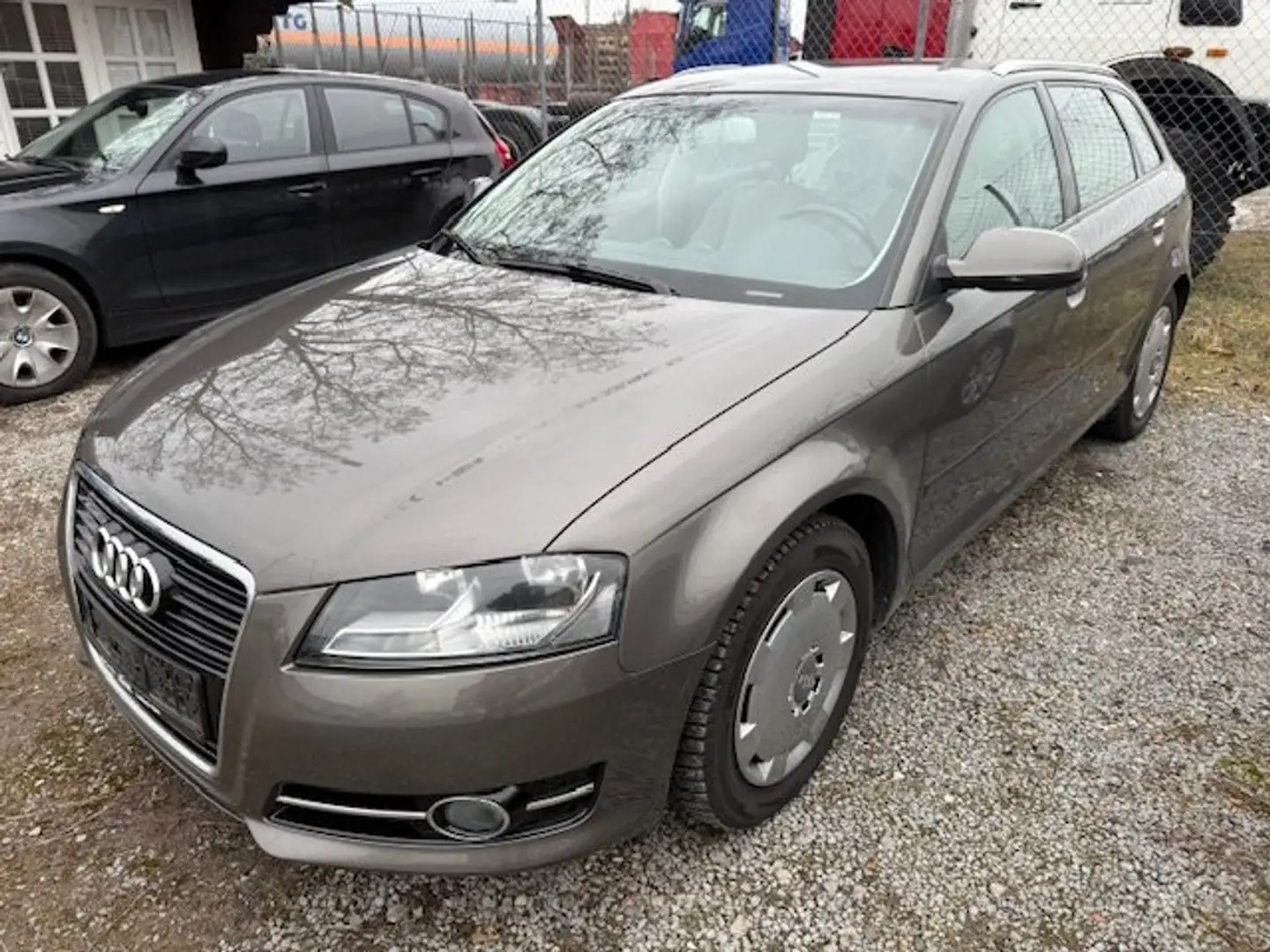 Audi A3 2.0 TDI Sportback Ambiente 170PS LED Navi AHK PDC Grau - 1