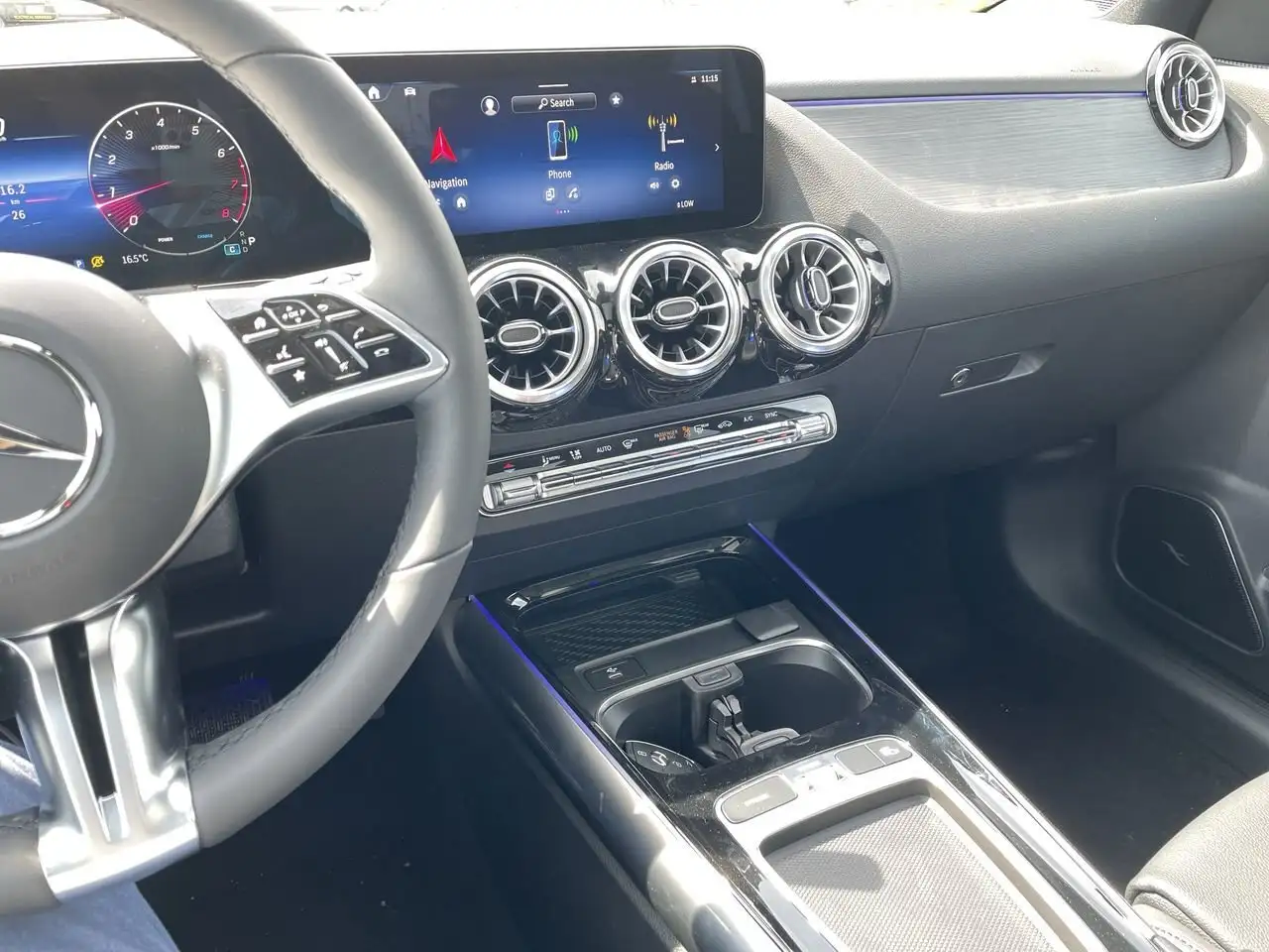 Mercedes-Benz GLA снимка Mercedes-Benz GLA