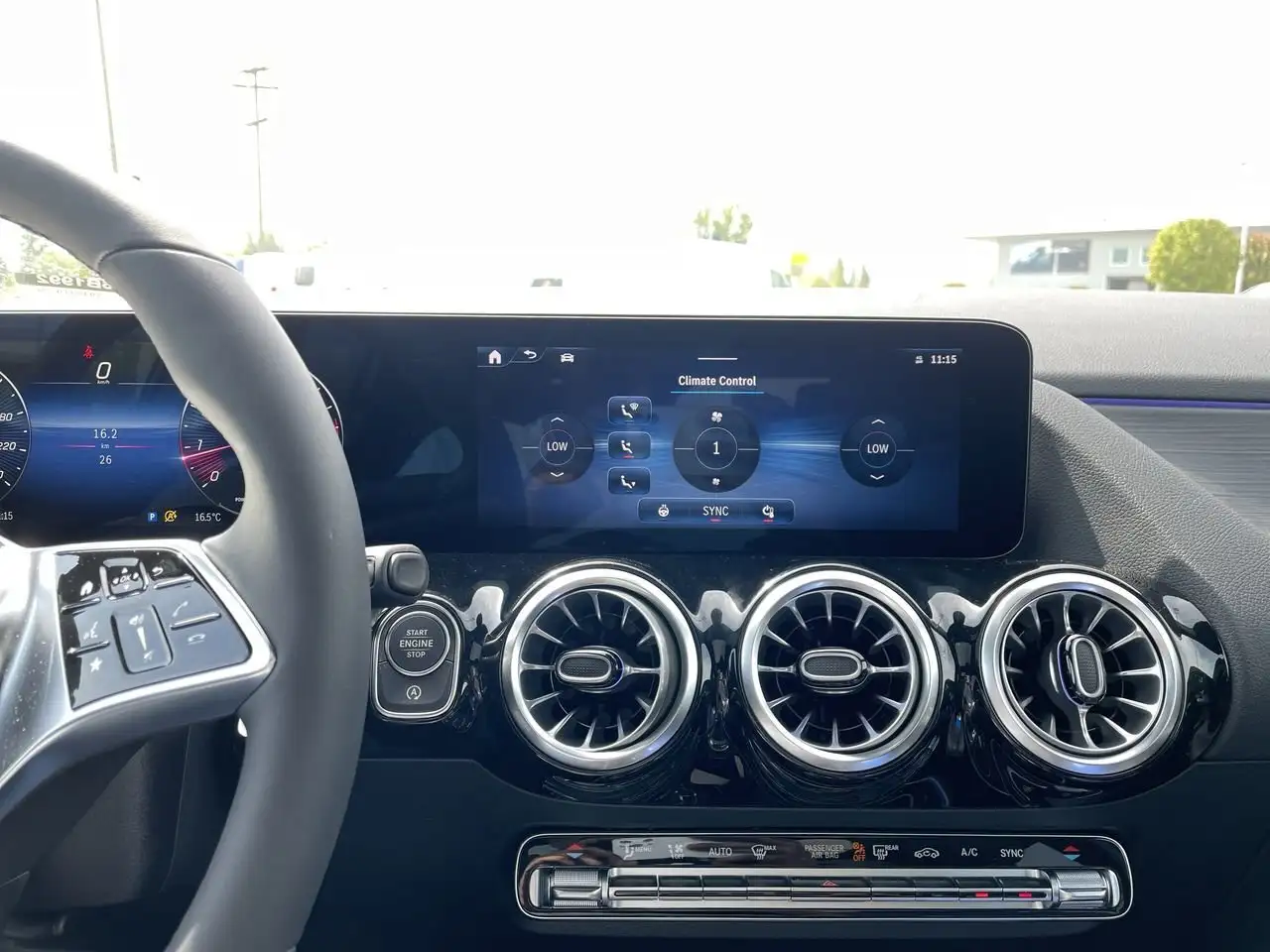 Mercedes-Benz GLA снимка Mercedes-Benz GLA