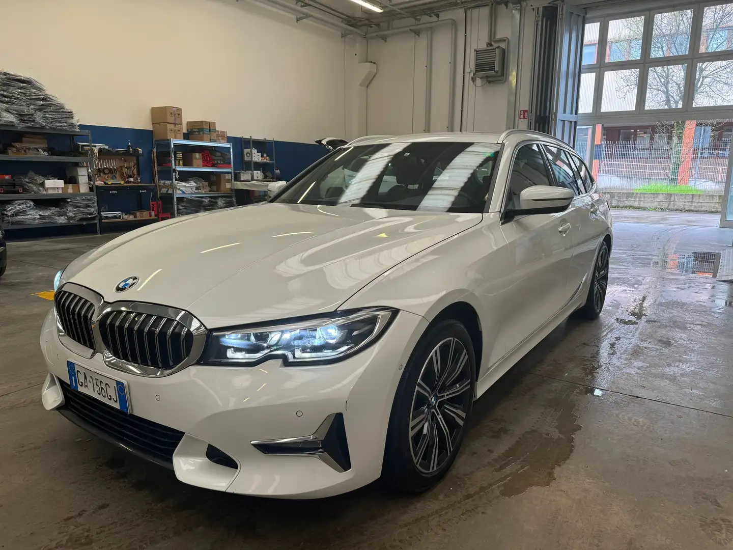 BMW 320 d Touring X-drive Sport Auto 190CV  NEW MODEL Bílá - 1