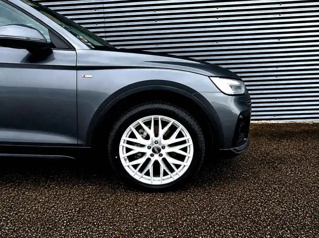 Audi Q5 view 12