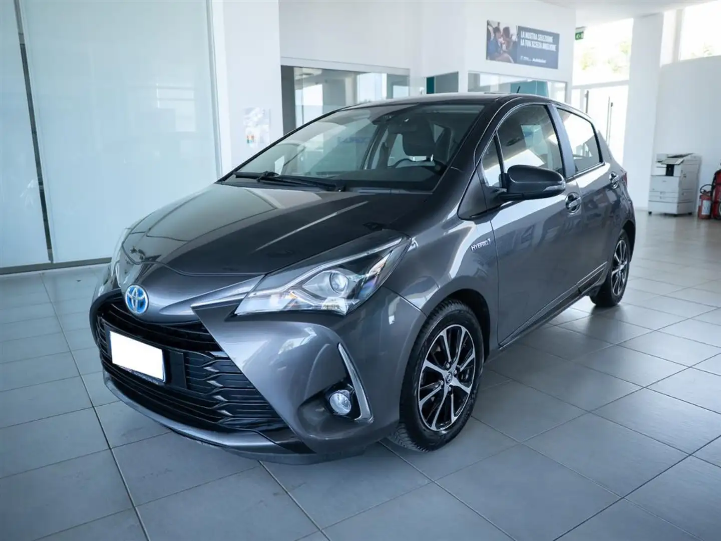 Toyota Yaris 1.5 75CV Hybrid Active Gris - 1