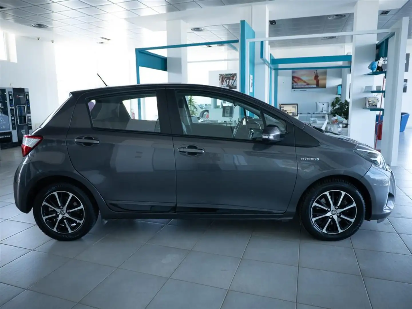 Toyota Yaris 1.5 75CV Hybrid Active Gris - 2