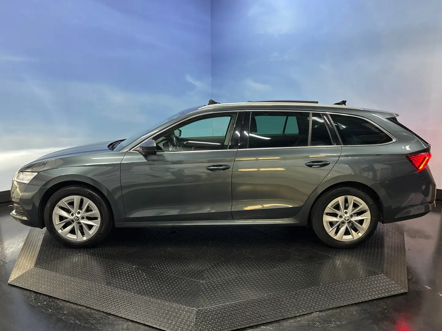 Skoda Octavia Combi 1.5 e-TSI Business Edition Navi | Pano |Clim Grijs - 2