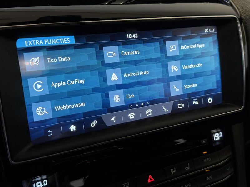 Jaguar F-Pace 2.0 Portfolio AWD 25t — photo 11