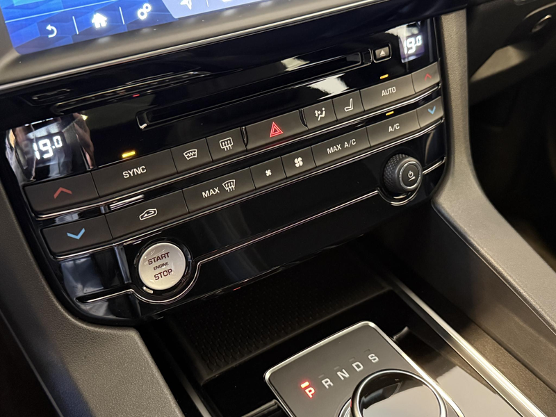 Jaguar F-Pace 2.0 Portfolio AWD 25t — photo 14