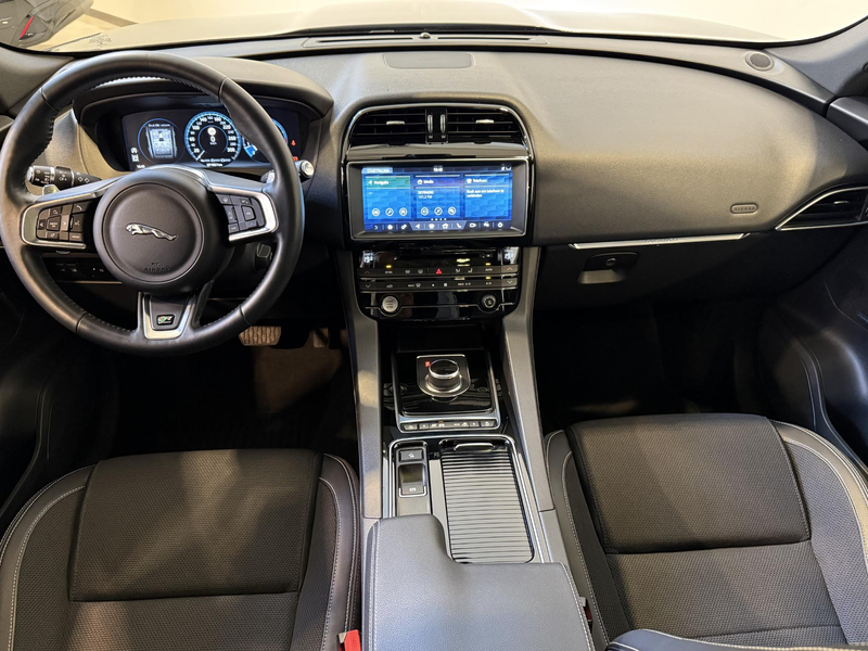 Jaguar F-Pace 2.0 Portfolio AWD 25t — photo 15