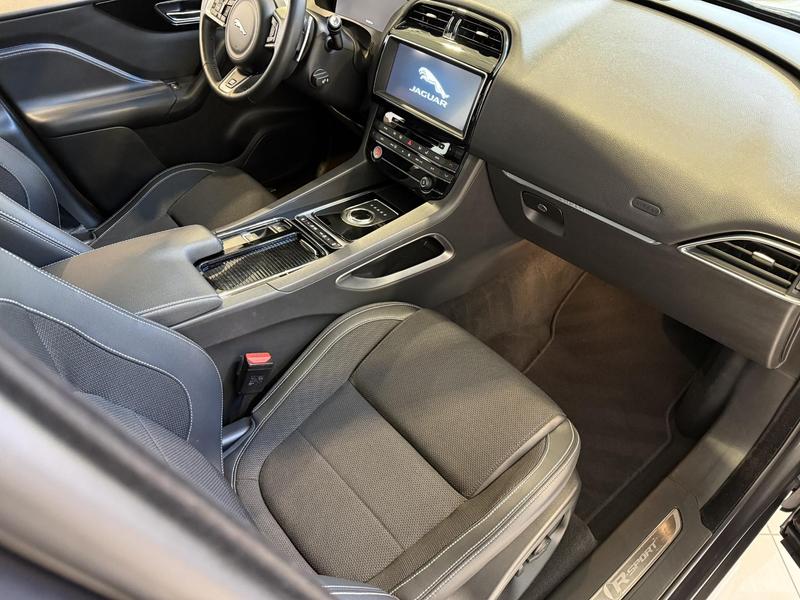 Jaguar F-Pace 2.0 Portfolio AWD 25t — photo 19