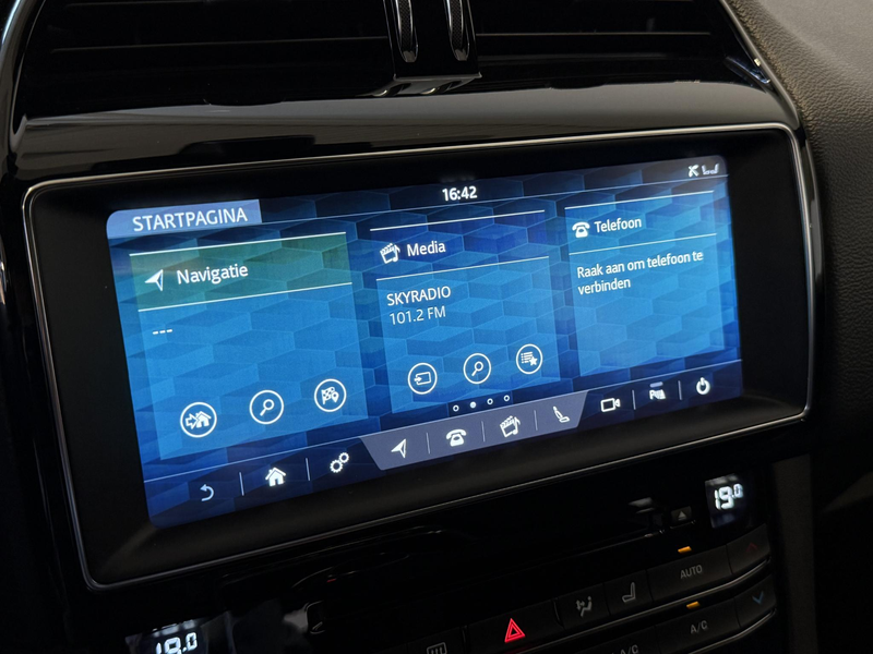 Jaguar F-Pace 2.0 Portfolio AWD 25t — photo 10