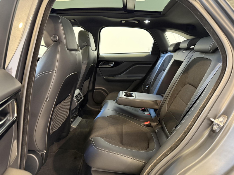 Jaguar F-Pace 2.0 Portfolio AWD 25t — photo 17