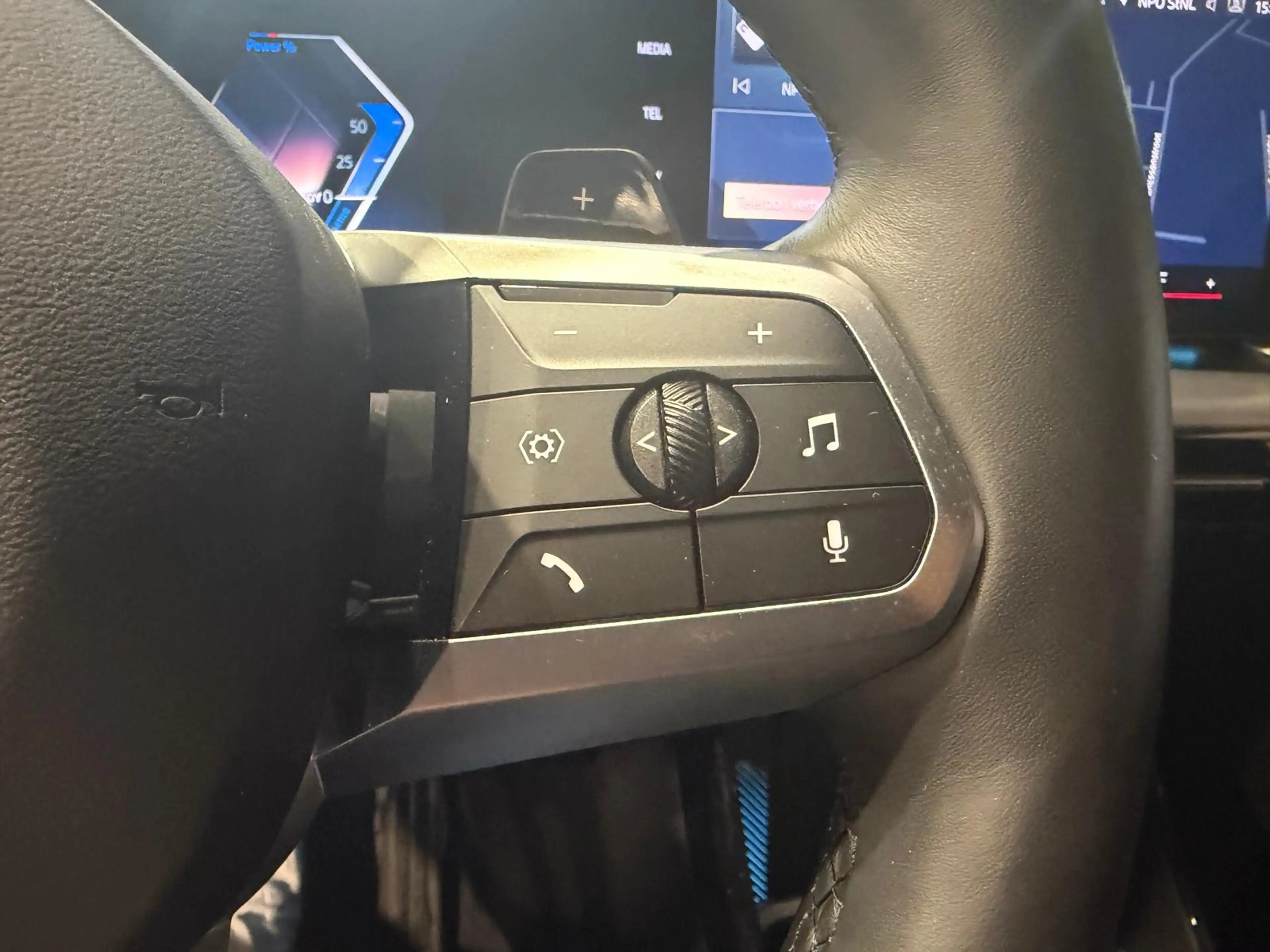 BMW X1 xDrive30e M-Sport | Panorama | HUD | 360 Camera — photo 35