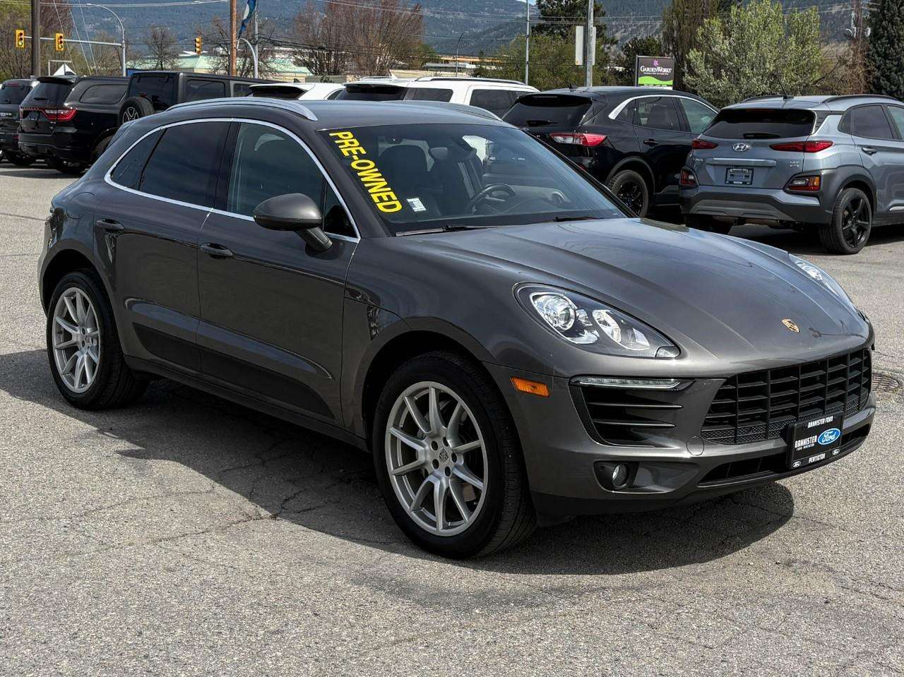 2016 Porsche Macan S alt 3