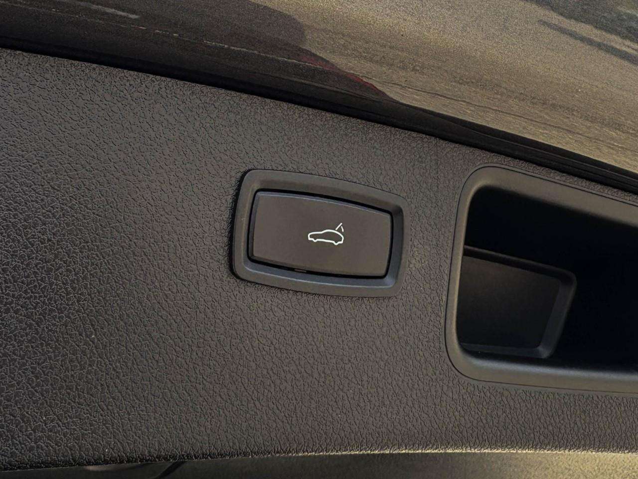 2016 Porsche Macan S thumb 10