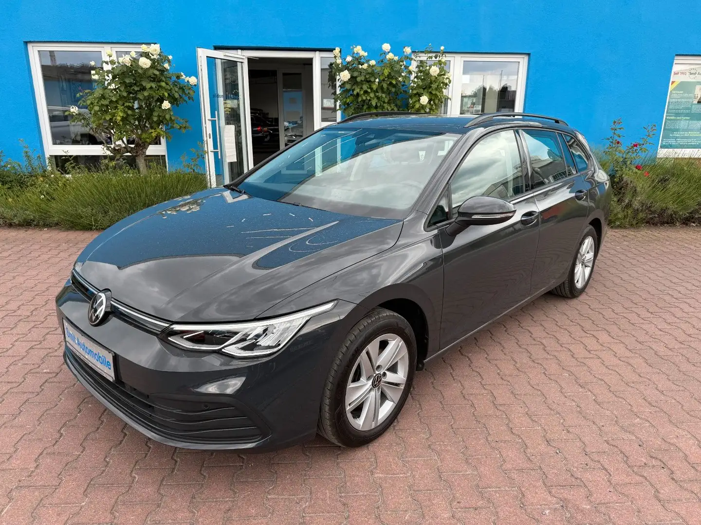 Volkswagen Golf VIII Variant Life 2,0 TDI Automatik Grau - 1
