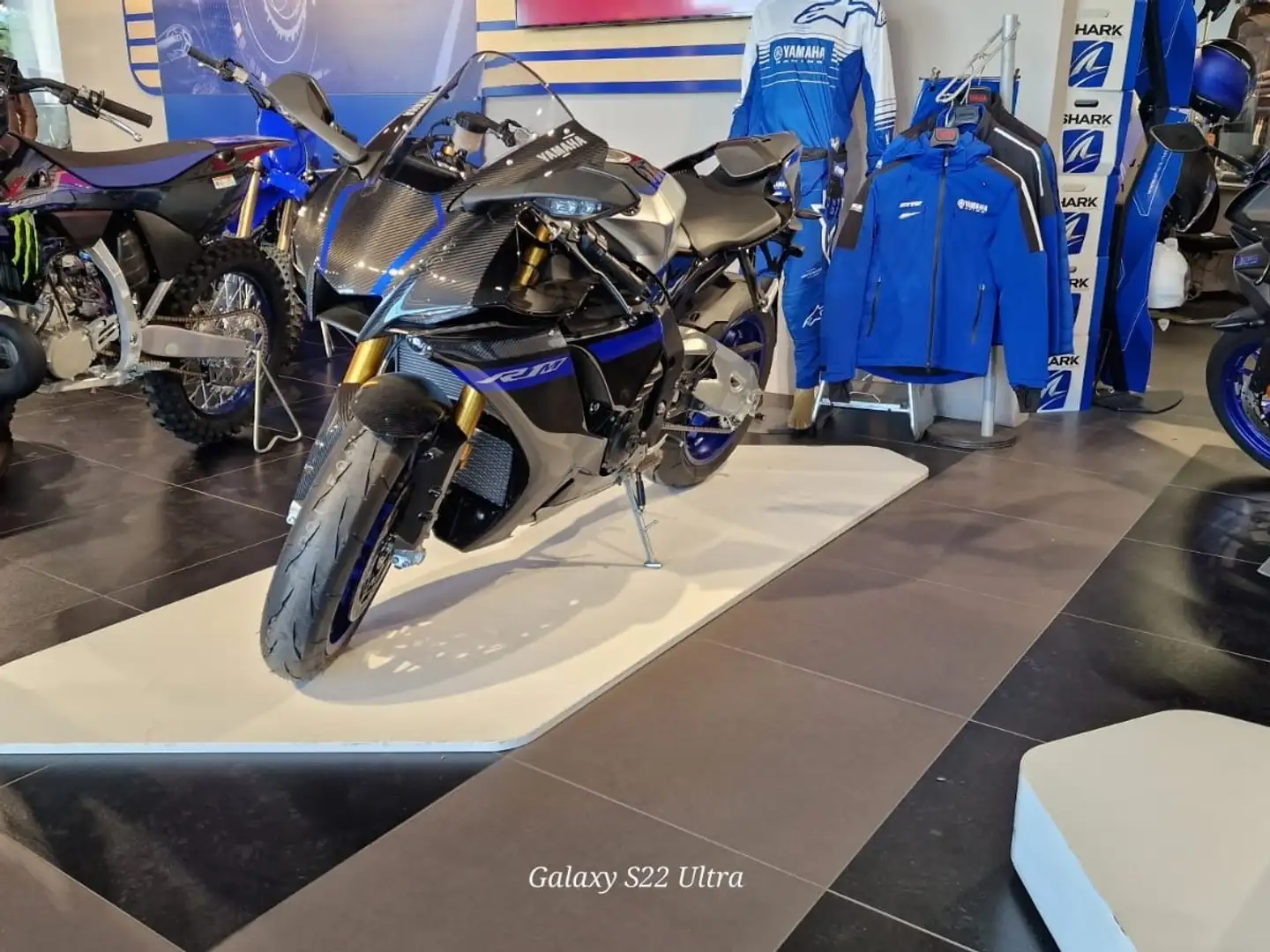 Yamaha YZF-R1 Negro - 1