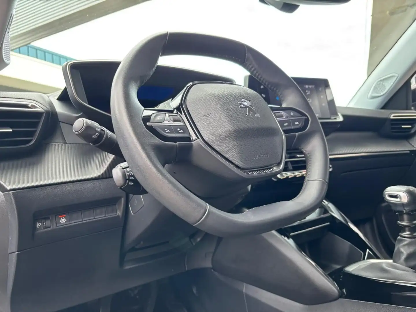 Peugeot 2008 1.2 PT ALLURE PACK 100PK AIRCO NAVI-CARPLAY PDC. Zwart - 2