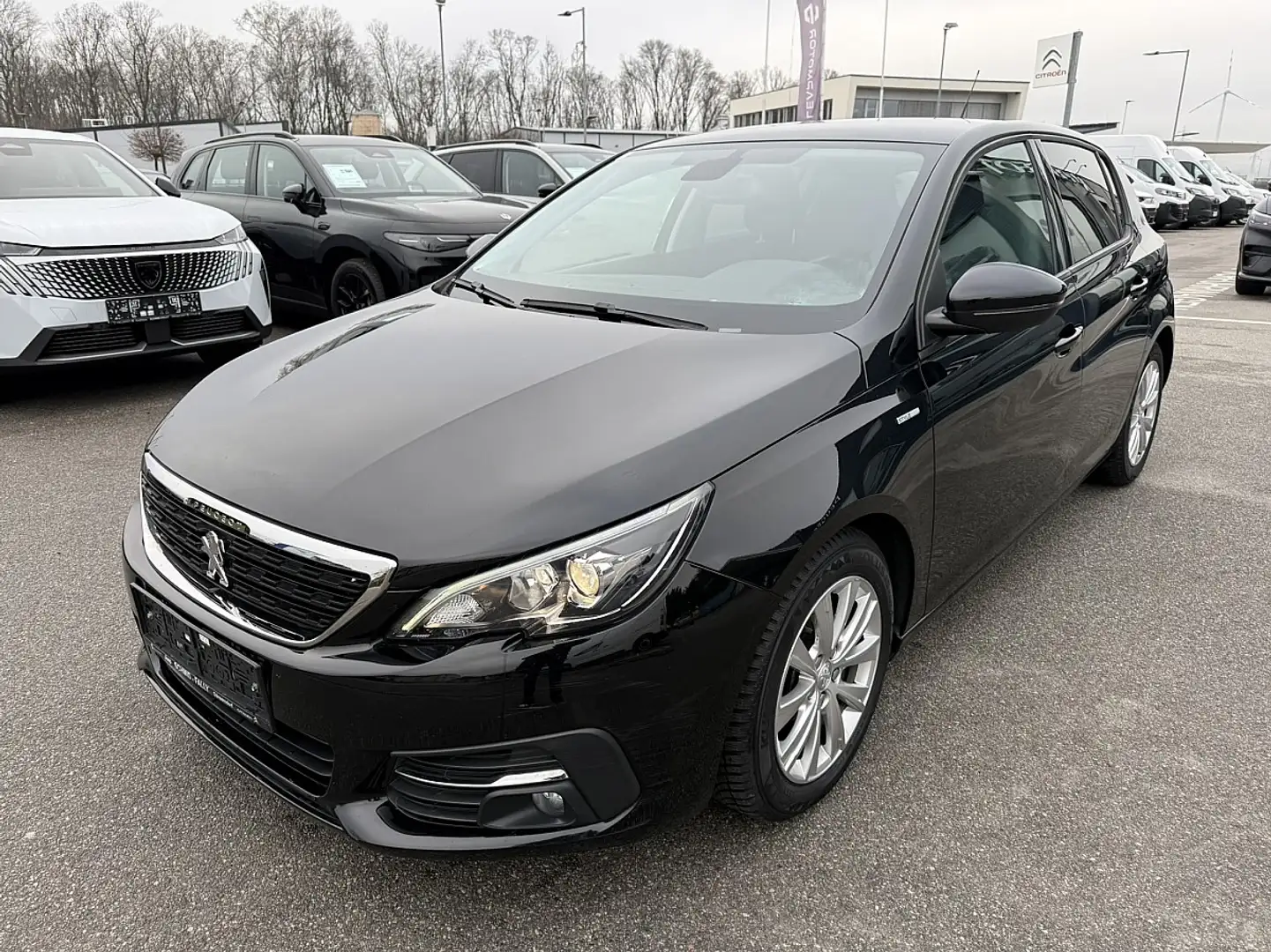 Peugeot 308 1,2 PureTech 110 Style S&S Schwarz - 1