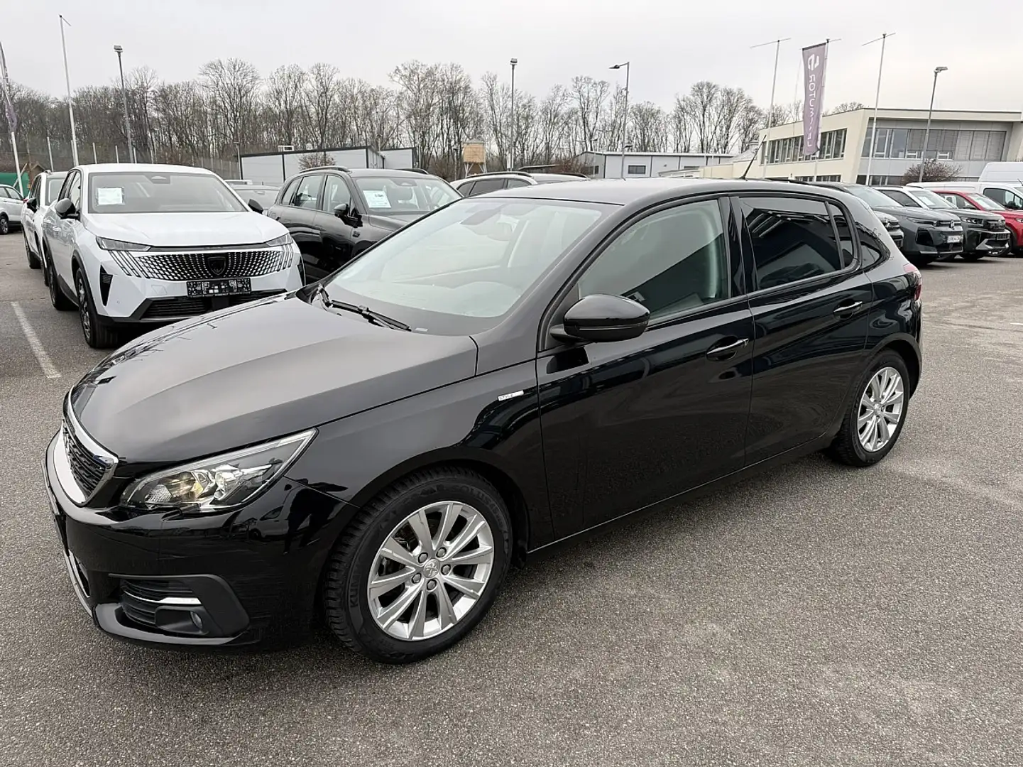 Peugeot 308 1,2 PureTech 110 Style S&S Schwarz - 2