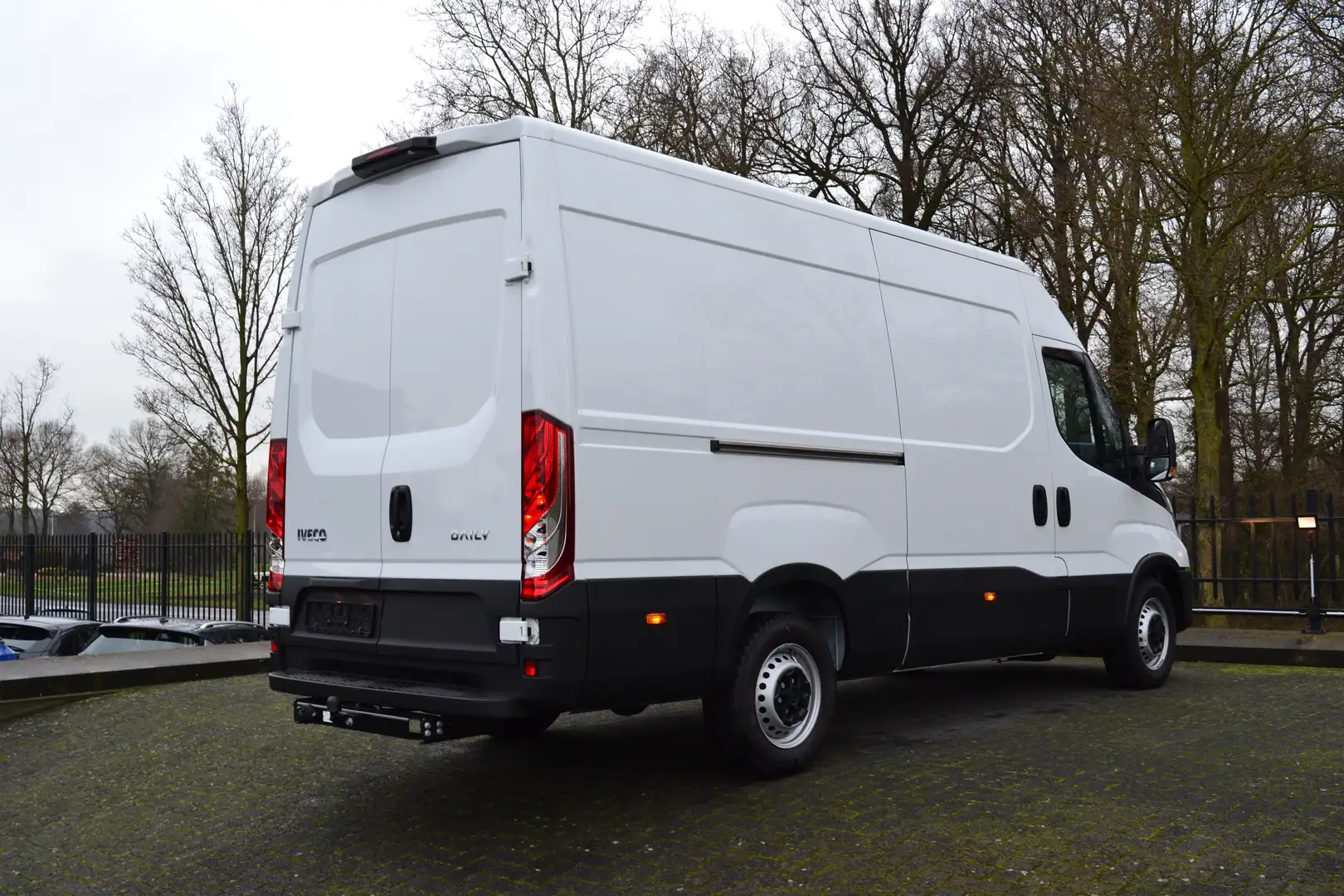 Iveco Daily 2.3 35S14 L3H2-3P-Geslote Wit - 2