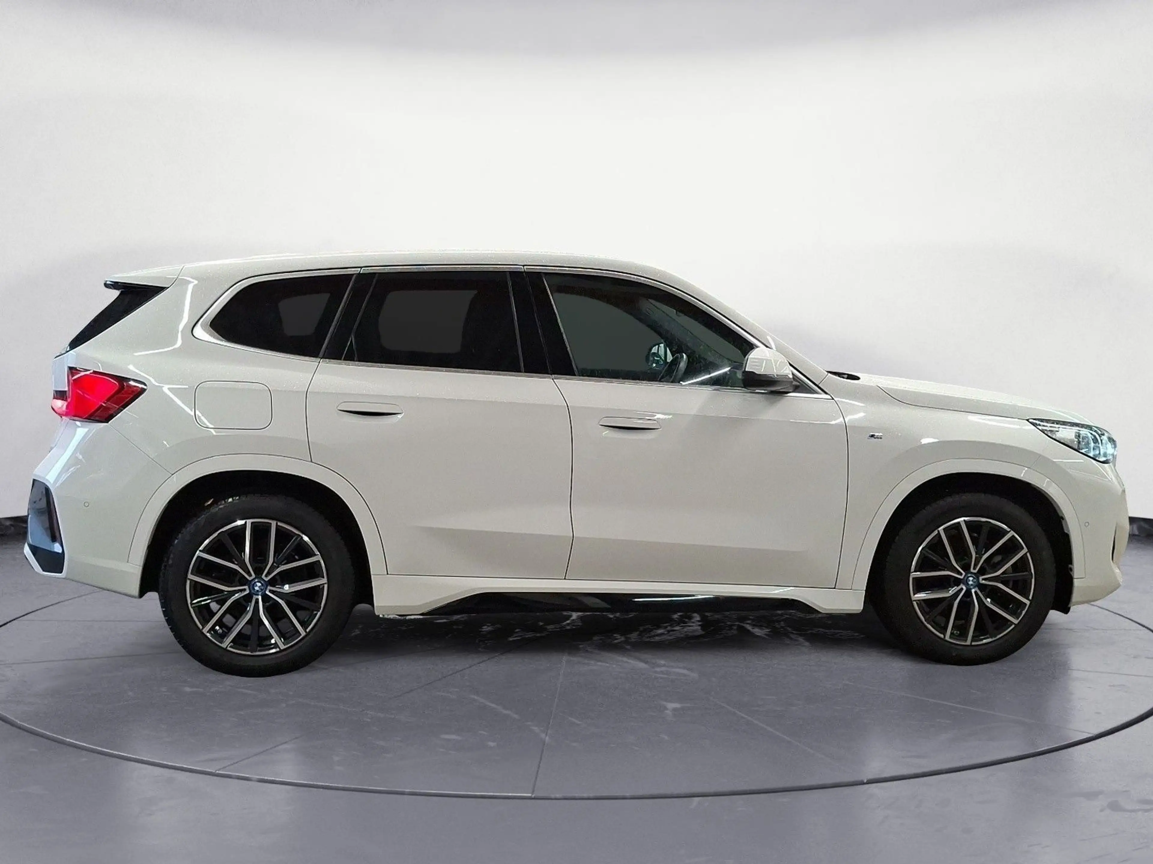 BMW iX1 xDrive30 M Sportpaket Head-Up Komfortzugang — photo 7