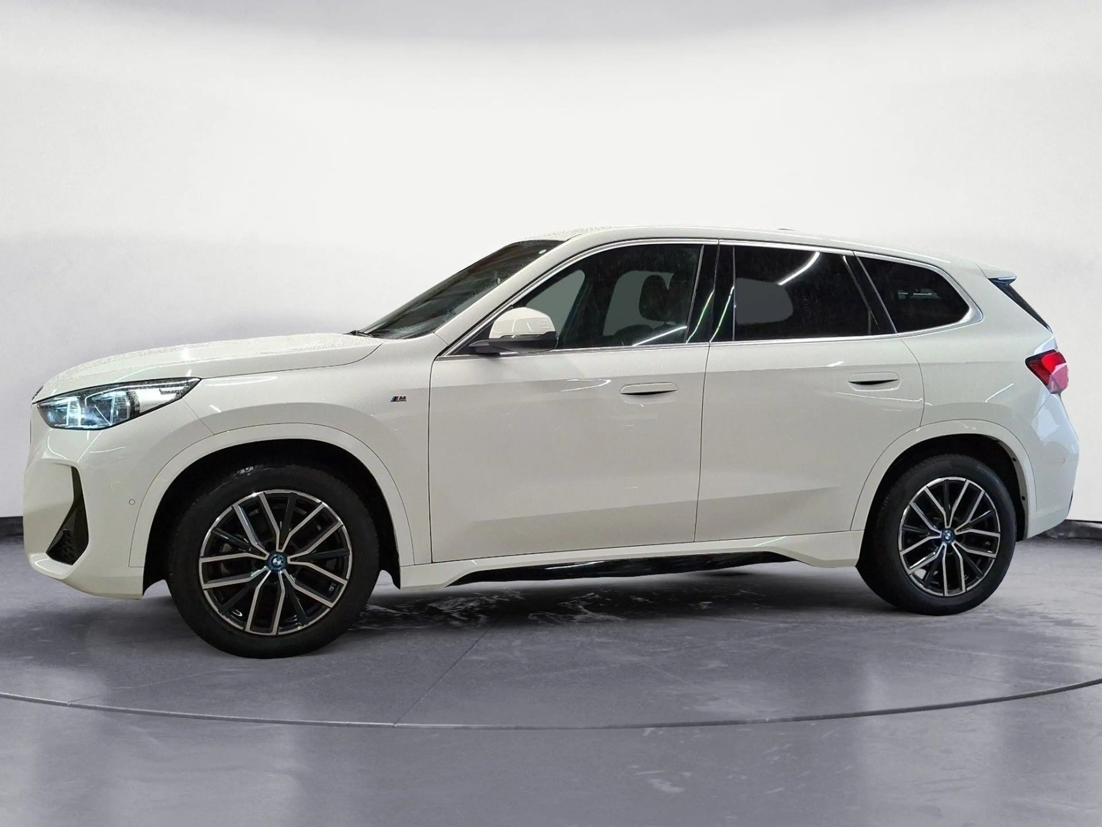 BMW iX1 xDrive30 M Sportpaket Head-Up Komfortzugang — photo 4