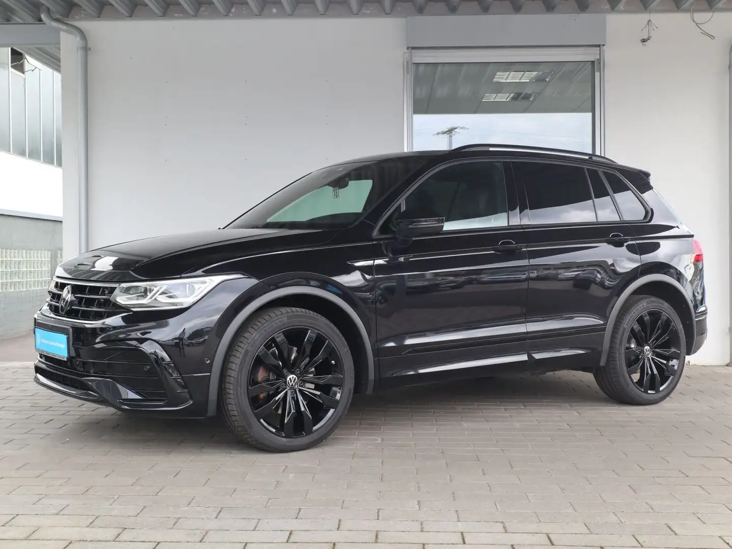 Volkswagen Tiguan R-Line 2.0 TDI DSG 4Motion AHK PANO MATRI Zwart - 2