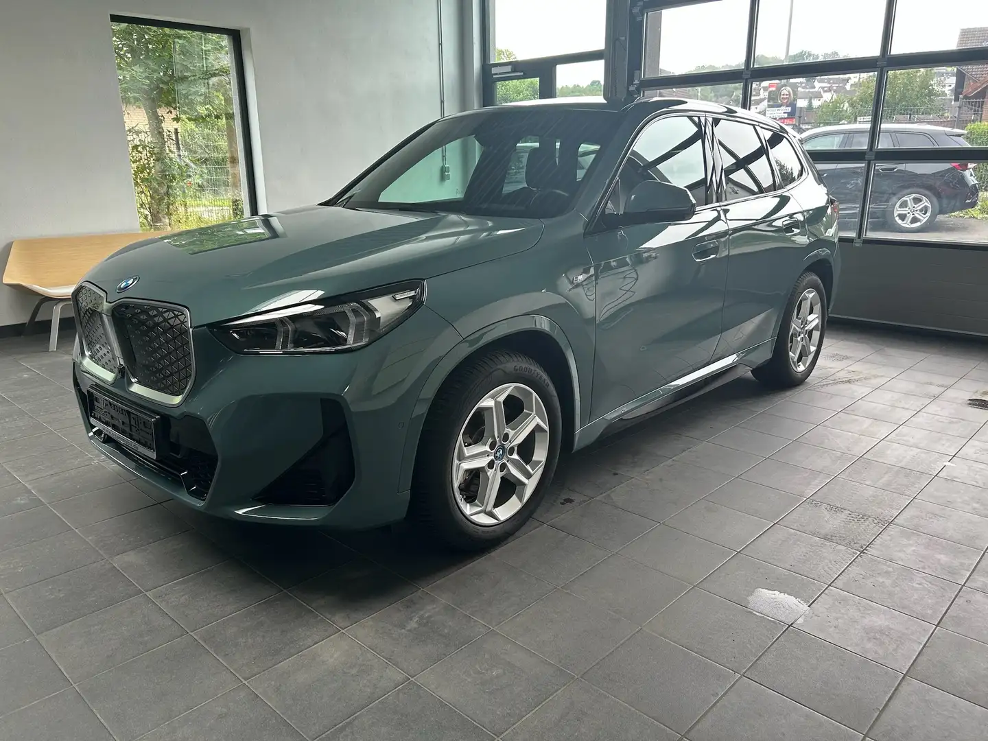 BMW iX1 iX1 xDrivve 30 M Sport DrivAssProf_AHK_Keyless_HUD Grün - 1