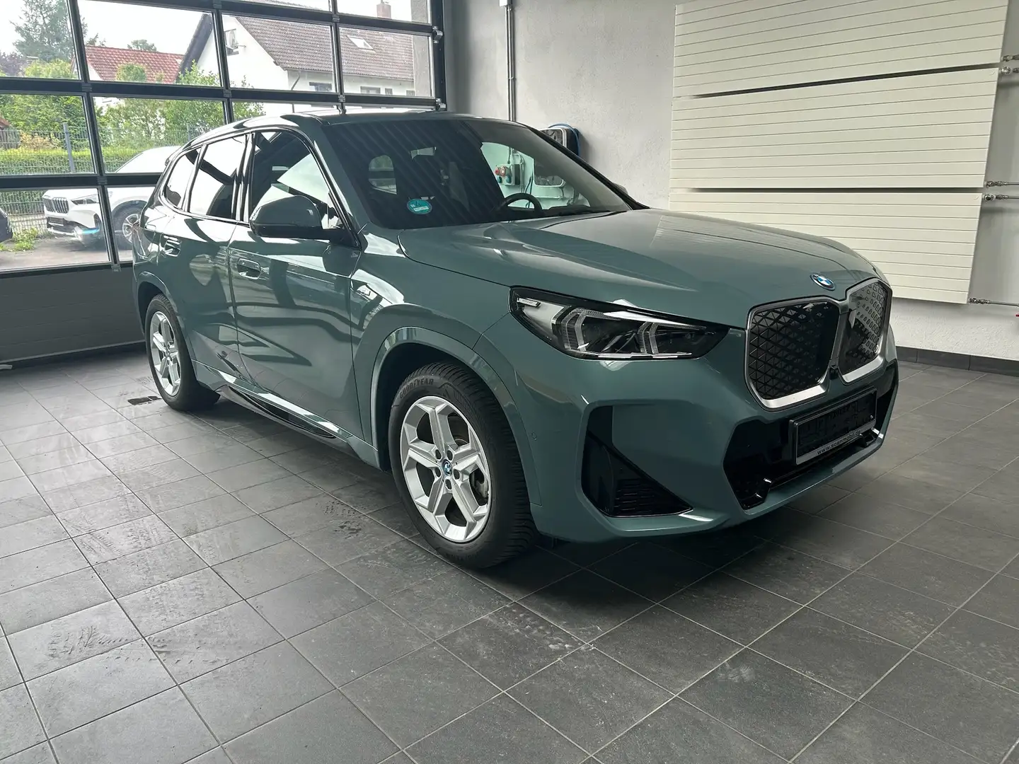 BMW iX1 iX1 xDrivve 30 M Sport DrivAssProf_AHK_Keyless_HUD Grün - 2