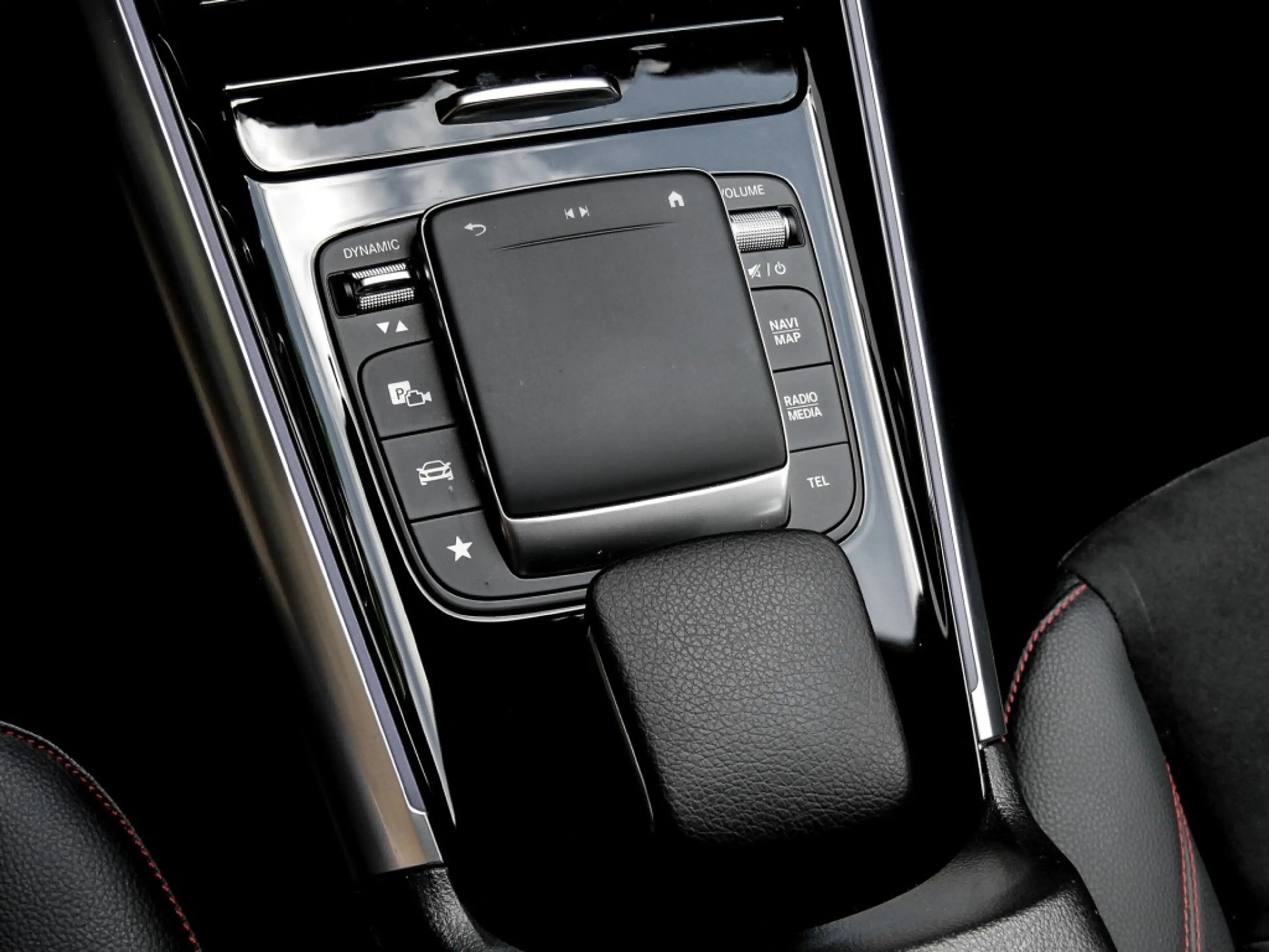 Mercedes-Benz GLA 250 AMG-Sport/LED/Navi/Wide/Shz/PTS/Ambiente — photo 10