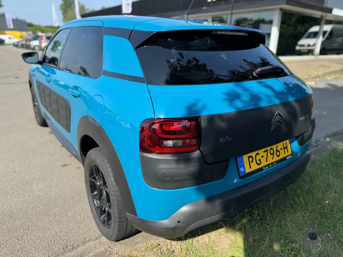 Citroen C4 Cactus 1.2 PureTech Shine Navigatie Camera 110 PK Blauw - 2