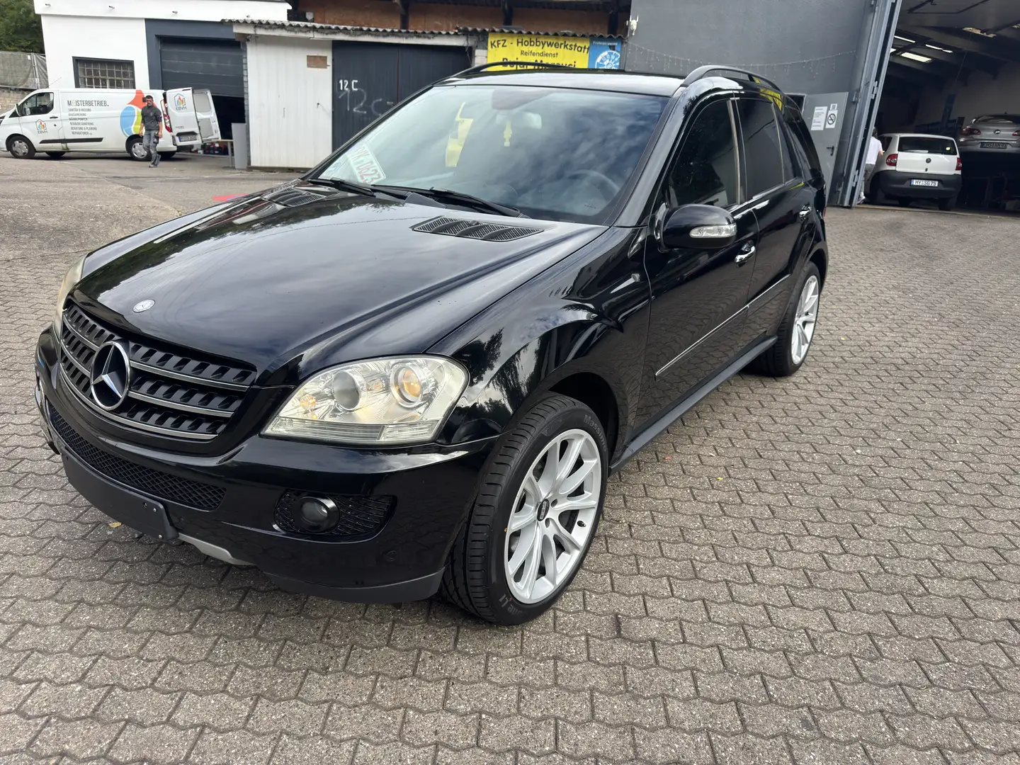 Mercedes-Benz ML 320 ML 320 CDI 4Matic 7G-TRONIC DPF Edition 10 Schwarz - 1