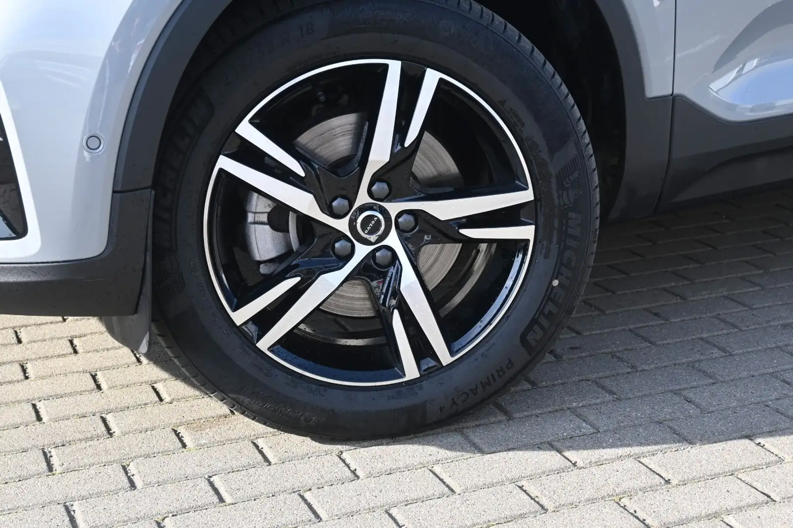 Volvo XC40 B3 DKG Plus Dark*FSHZG*360°*ACC Grau - 2