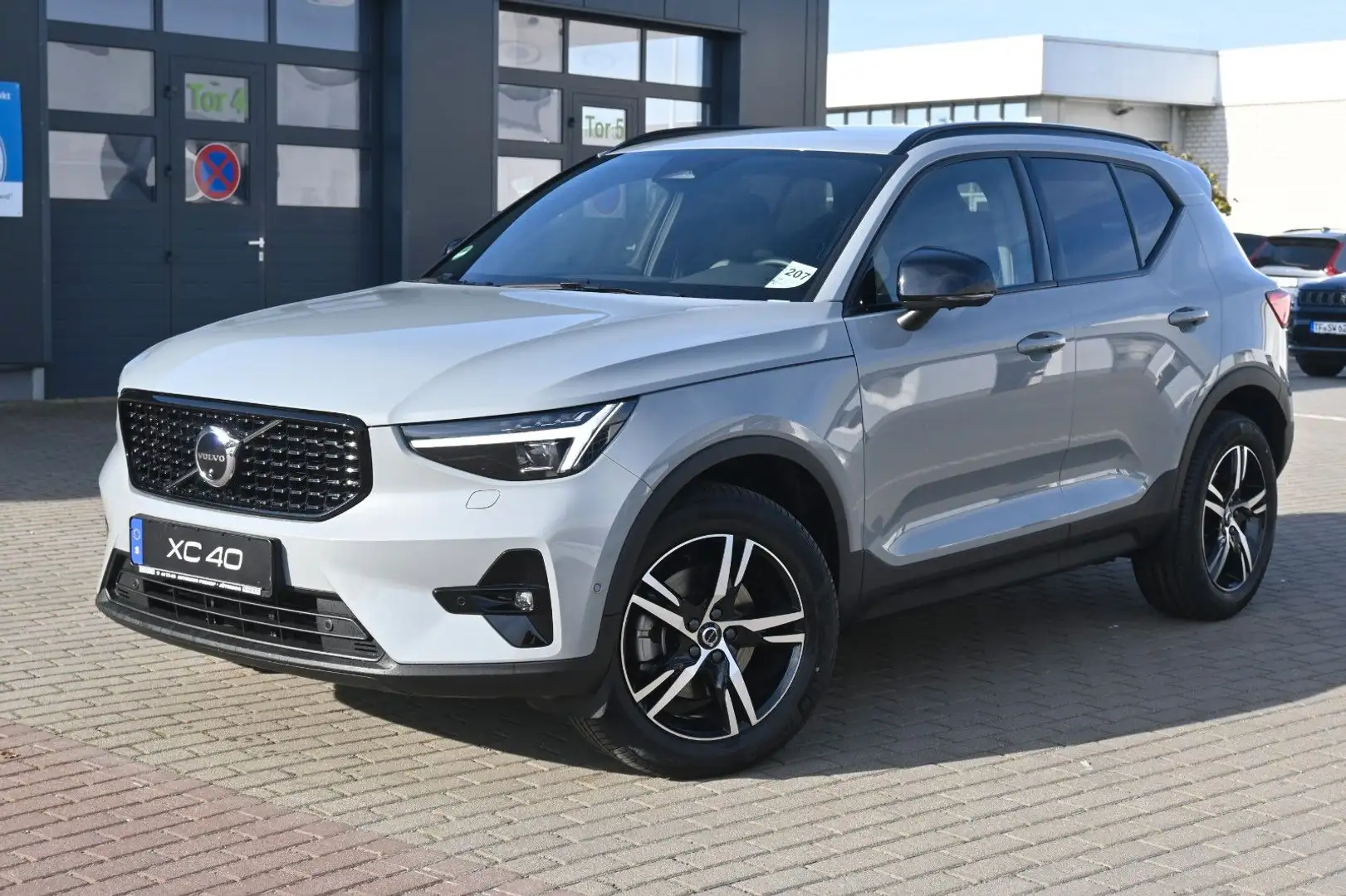 Volvo XC40 B3 DKG Plus Dark*FSHZG*360°*ACC Grau - 1