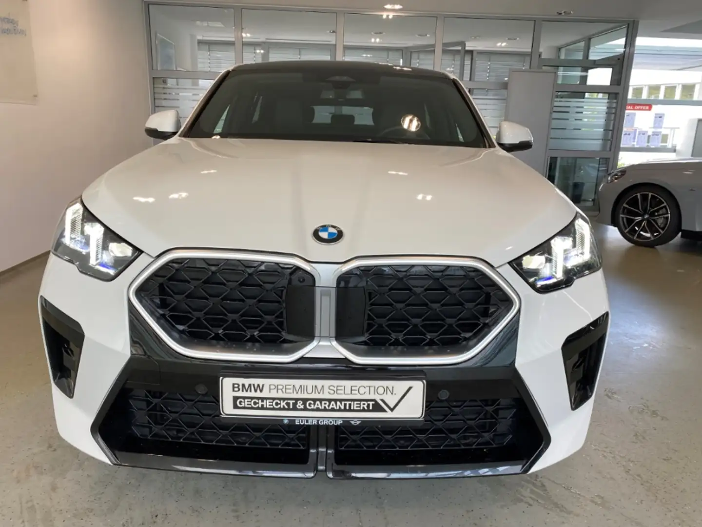 BMW X2 sDrive20iA M Sport IconicGlow Pano AHK HUD H/K LCP Weiß - 2