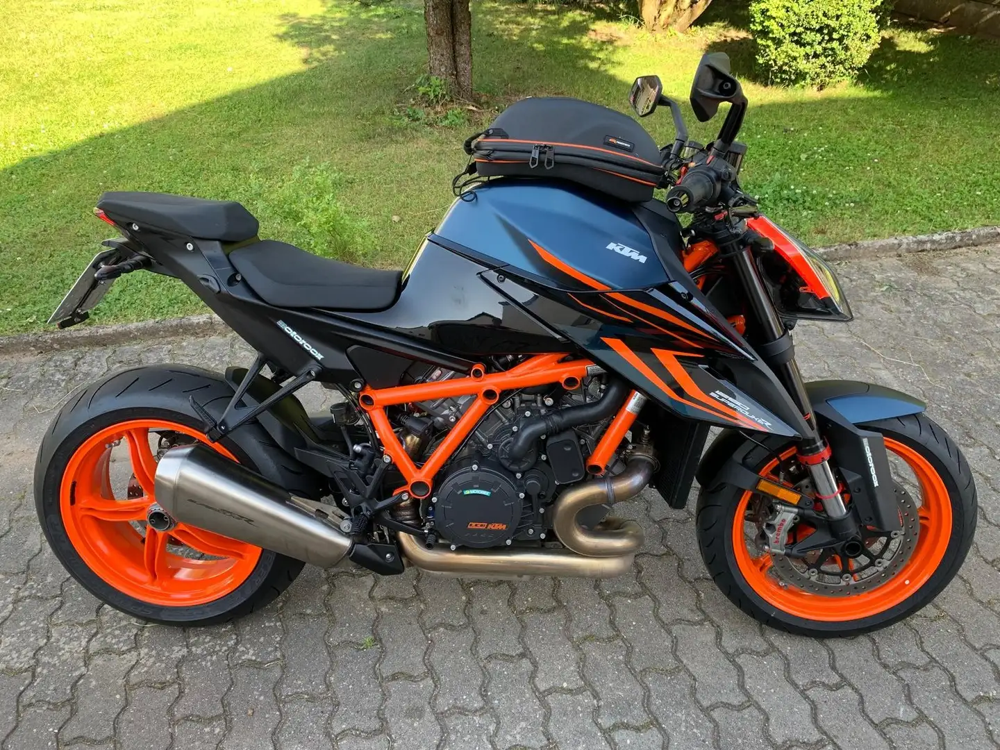 KTM 1290 Super Duke R inkl. Montageständer, Tankrucksack, etc. Schwarz - 1