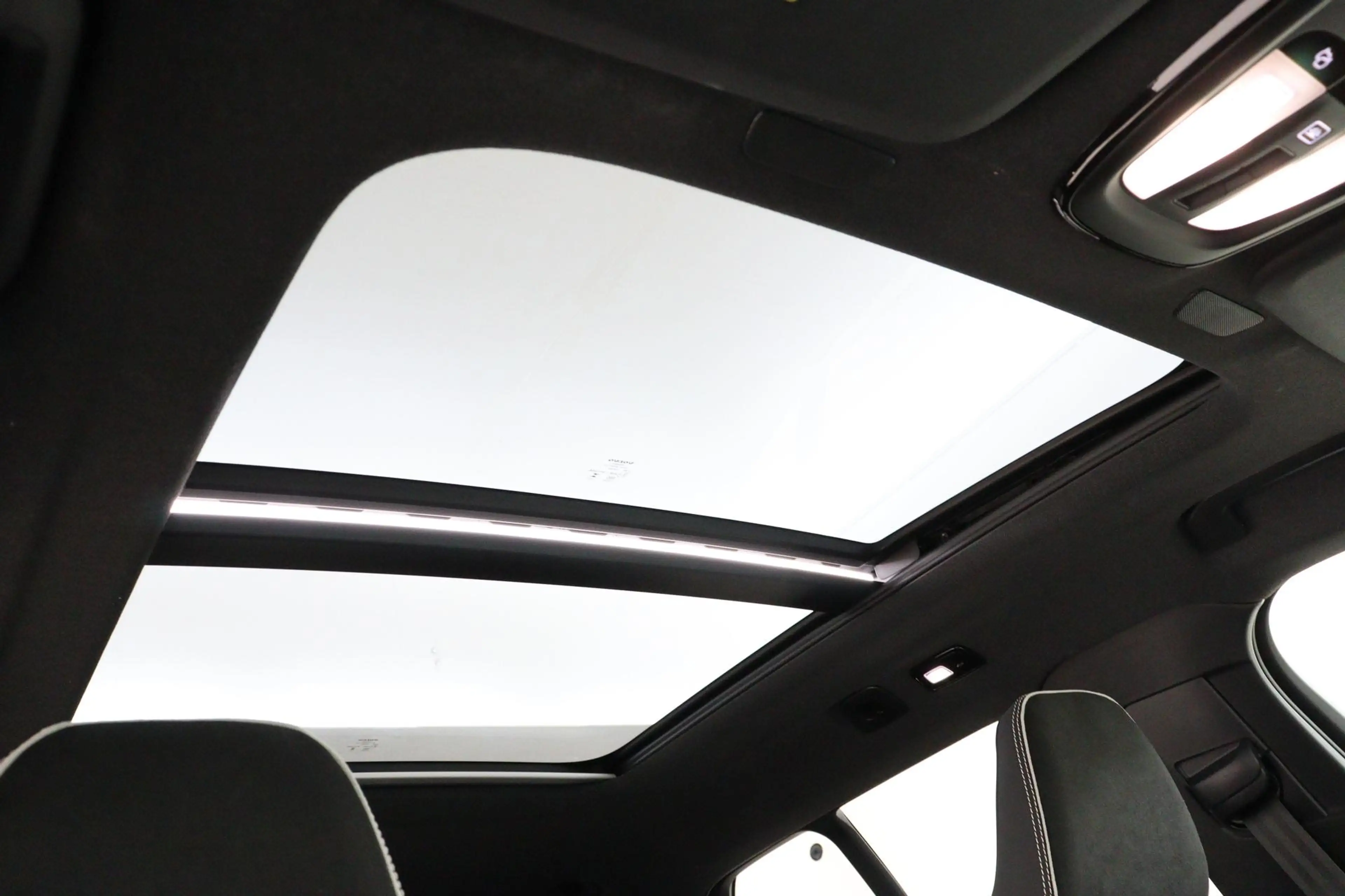 Volvo XC40 B4 (M-HYBRID) PLUS DARK -PANO.DAK|HARMAN/KARDON|CA — photo 12