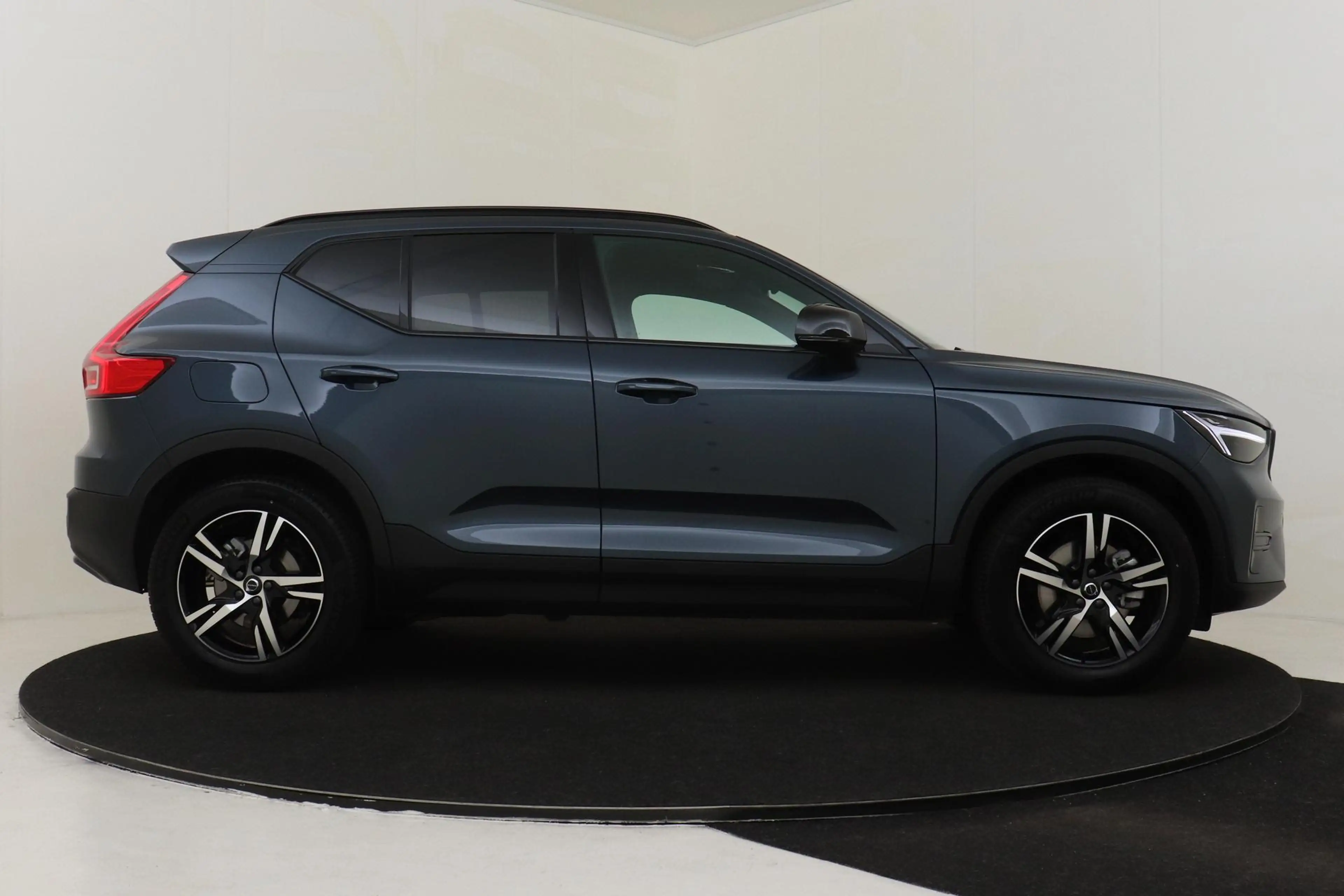 Volvo XC40 B4 (M-HYBRID) PLUS DARK -PANO.DAK|HARMAN/KARDON|CA — photo 13