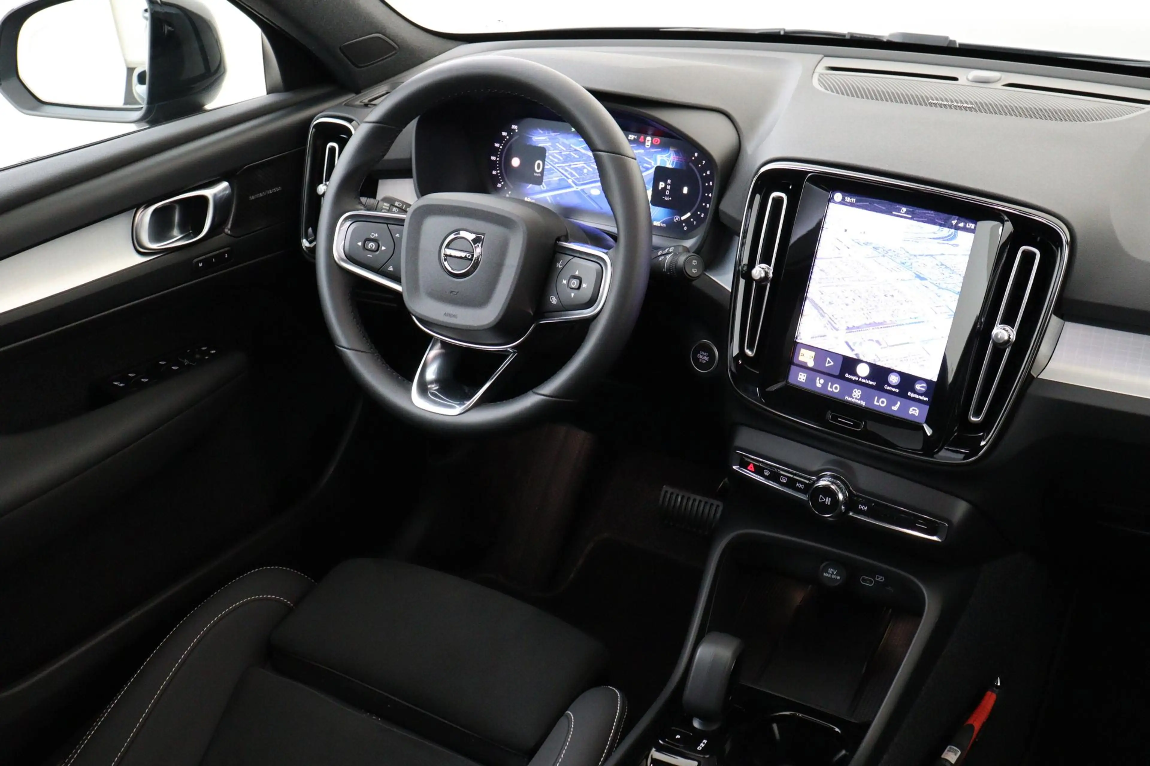Volvo XC40 B4 (M-HYBRID) PLUS DARK -PANO.DAK|HARMAN/KARDON|CA — photo 6