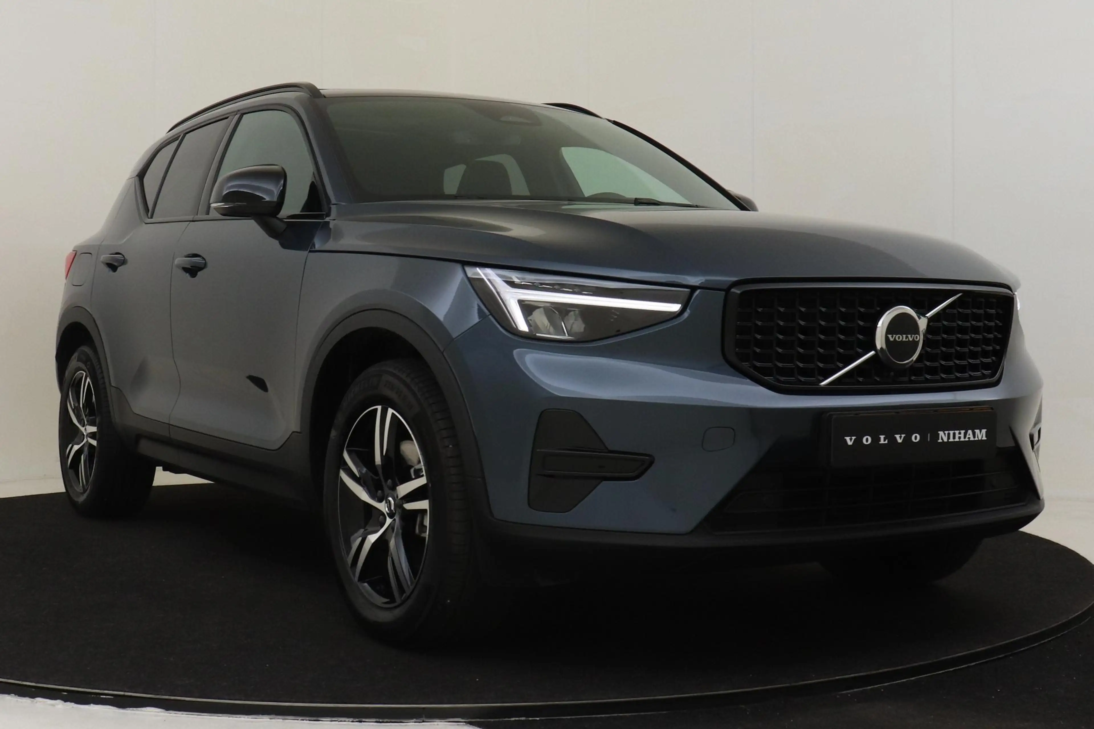 Volvo XC40 B4 (M-HYBRID) PLUS DARK -PANO.DAK|HARMAN/KARDON|CA — photo 11