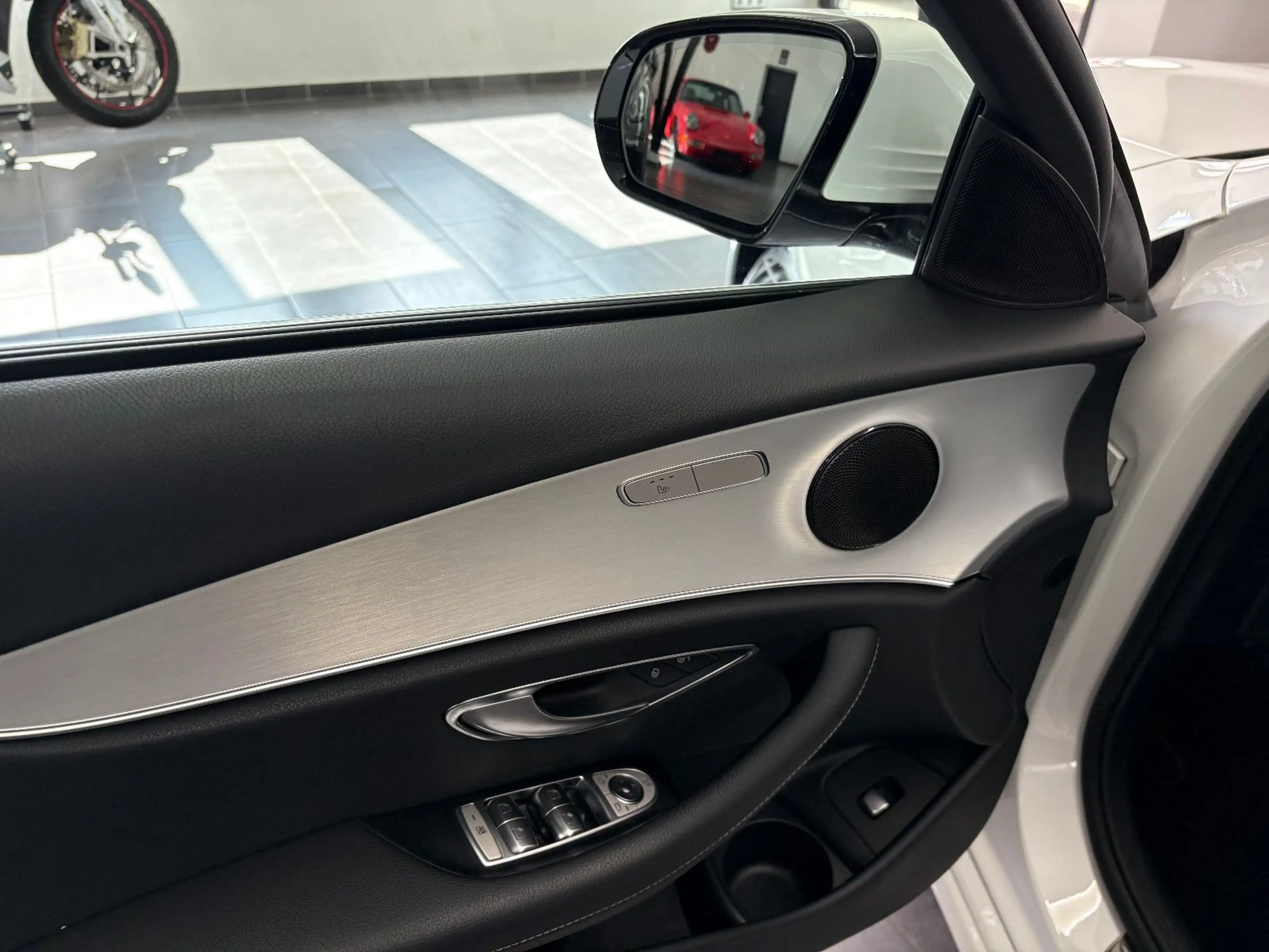 Mercedes-Benz E 200 T-Modell Navi/LED/Ditstronic/AHK/Totw. — photo 6