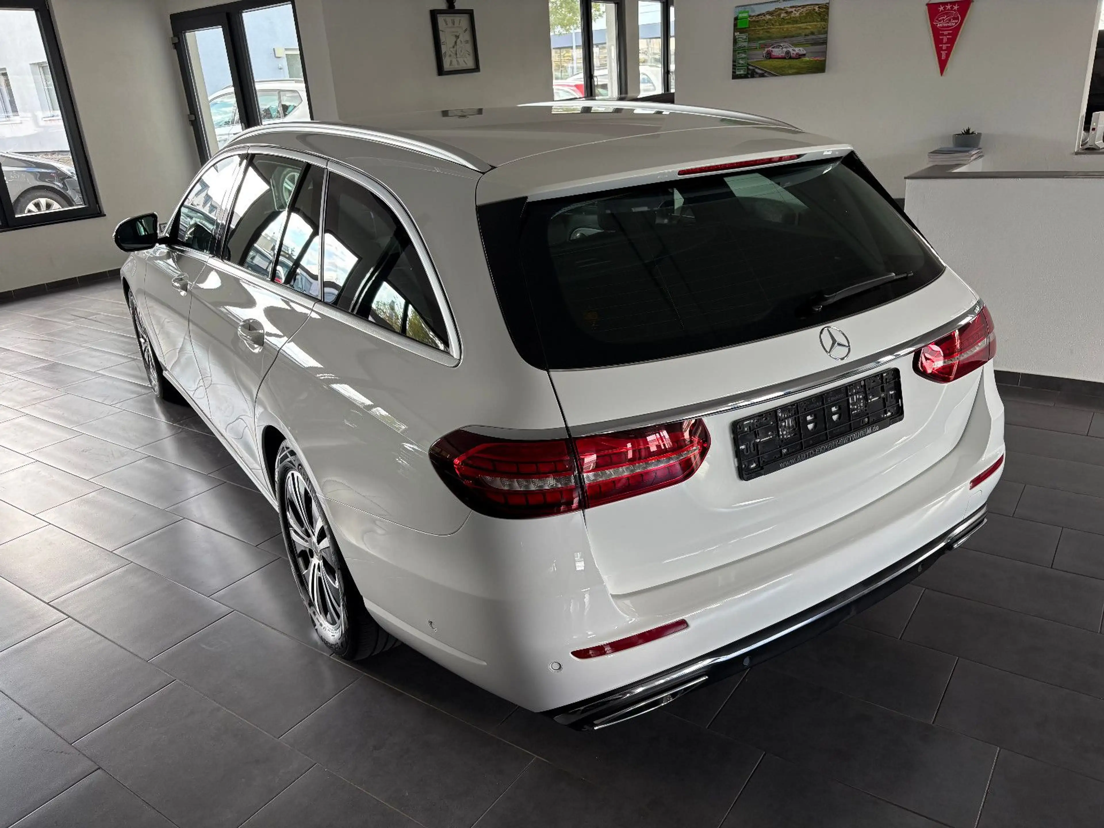 Mercedes-Benz E 200 T-Modell Navi/LED/Ditstronic/AHK/Totw. — photo 4
