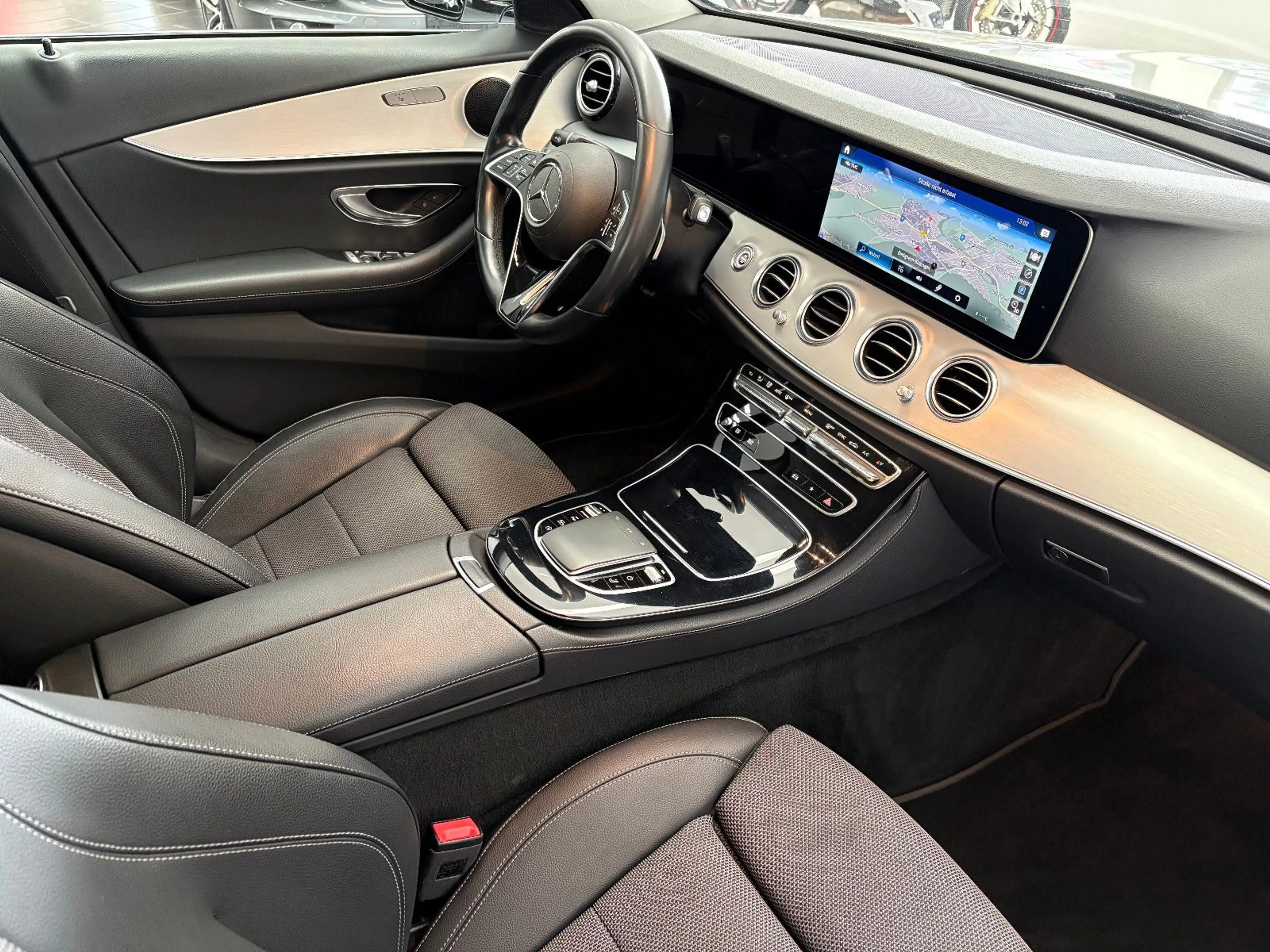 Mercedes-Benz E 200 T-Modell Navi/LED/Ditstronic/AHK/Totw. — photo 2